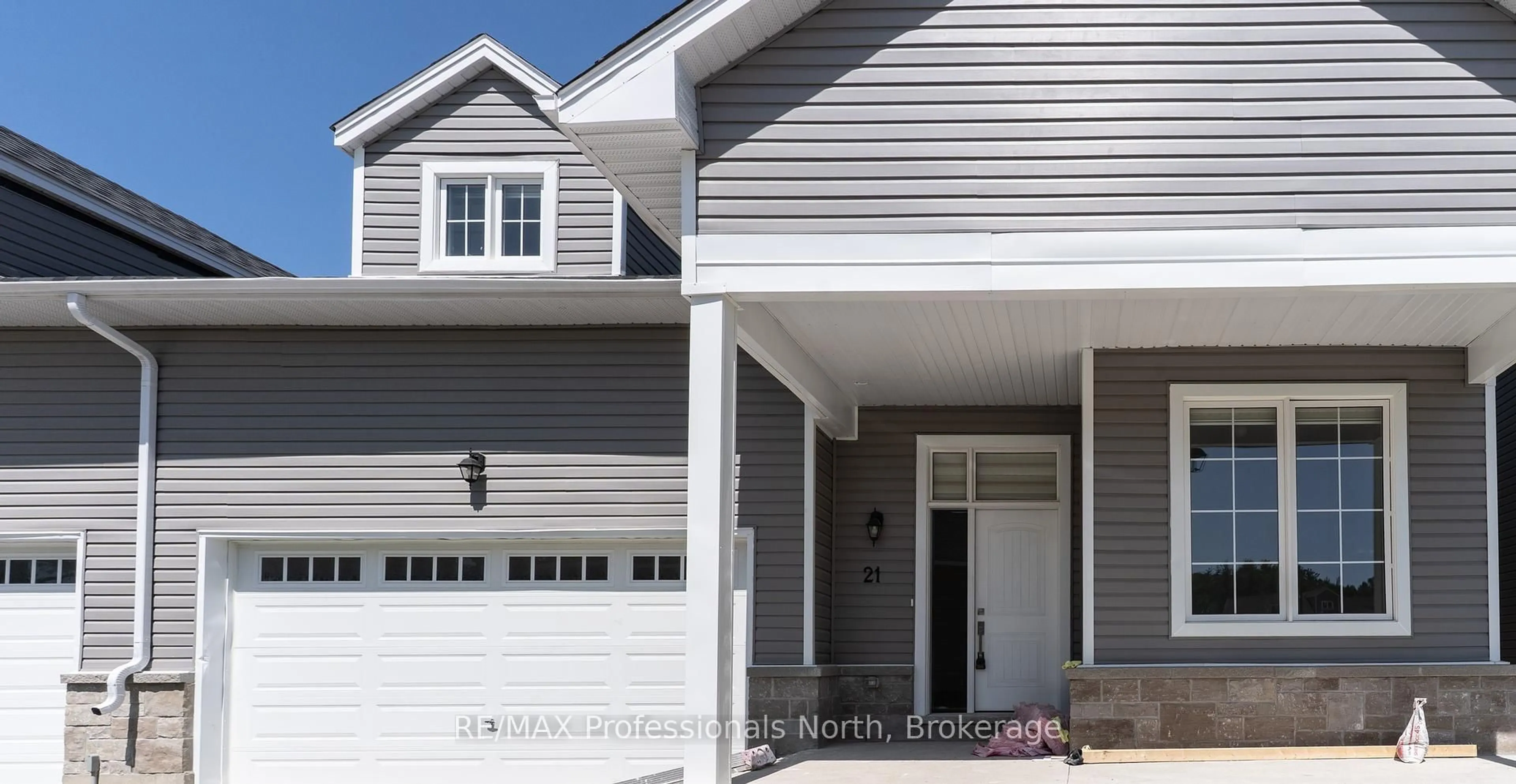 Home with vinyl exterior material, street for 21 Turnberry Crt, Bracebridge Ontario P1L 0N5