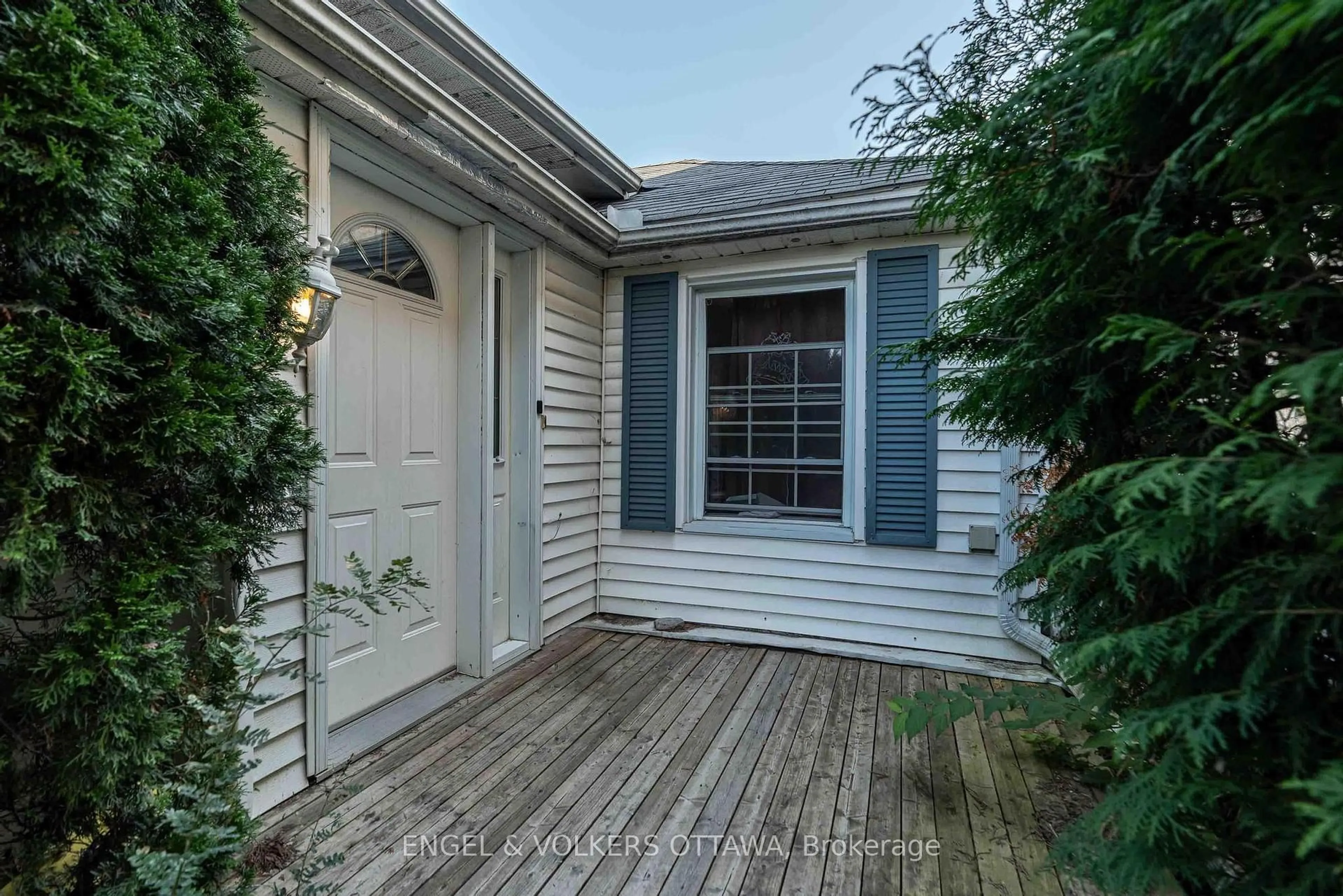 Home with vinyl exterior material, street for 467 Edgeworth Ave, Ottawa Ontario K2B 5L2
