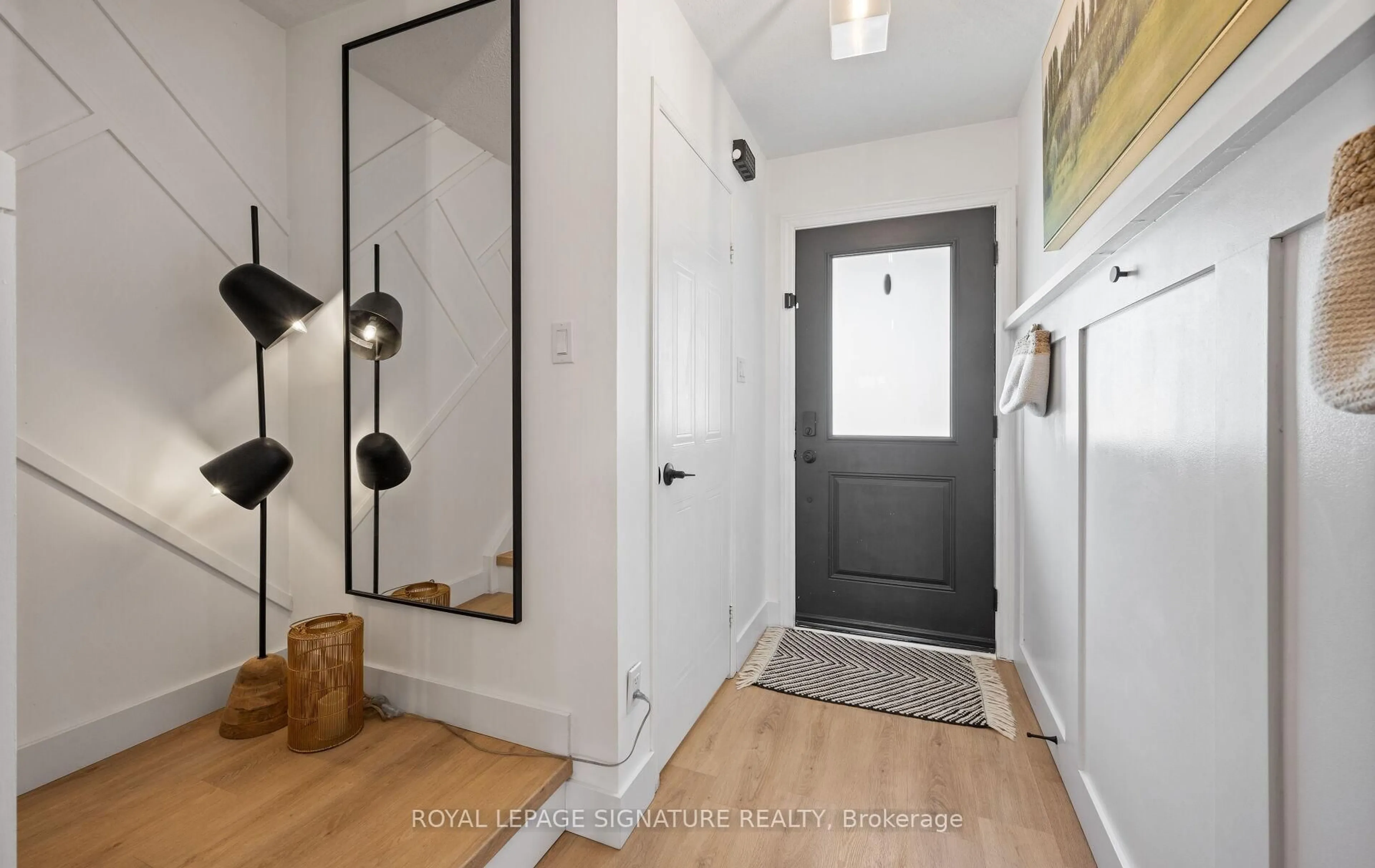 Indoor entryway for 737 Fairway Crt, Kitchener Ontario N2A 4B4