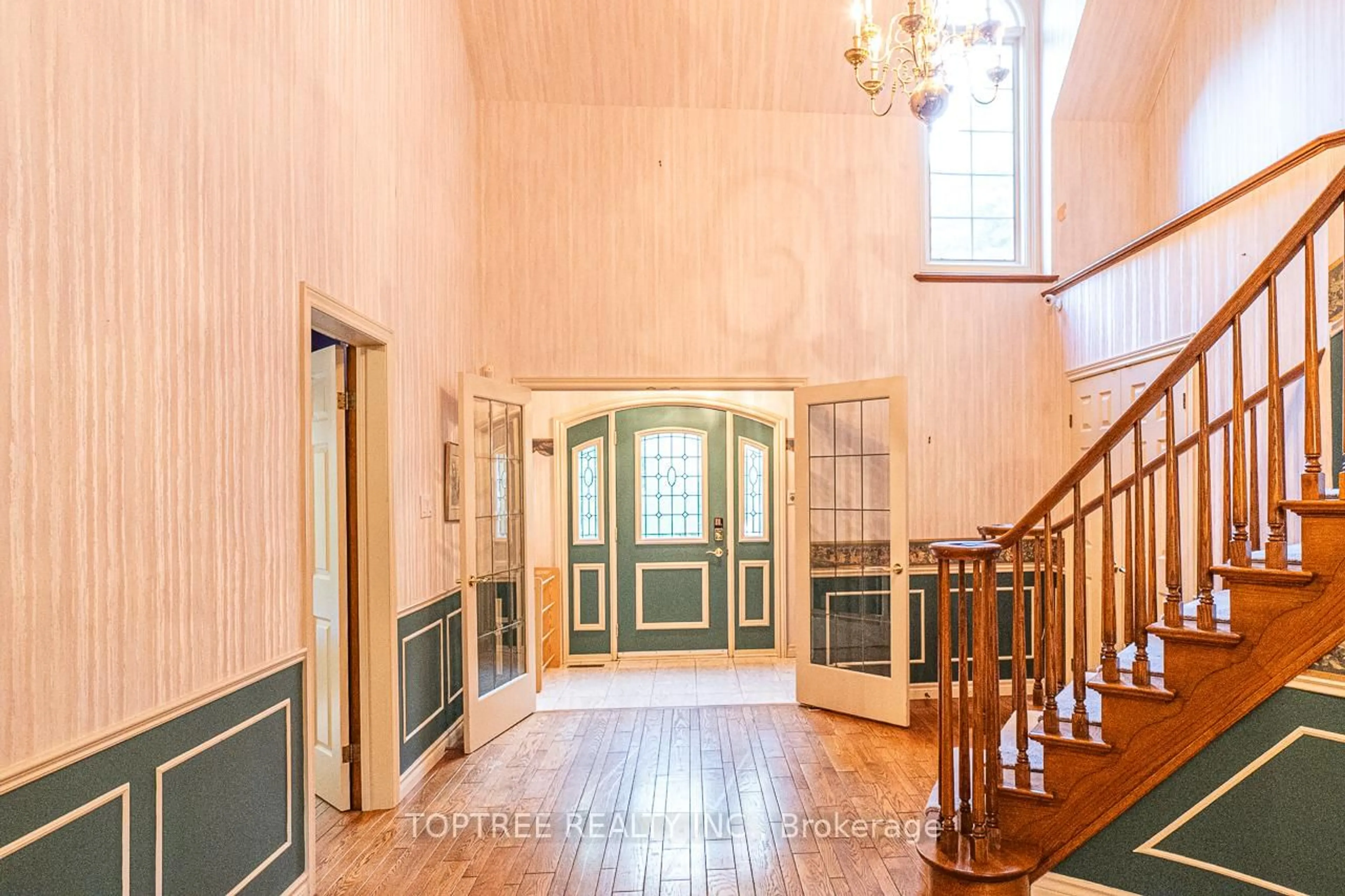 Indoor foyer for 42 Pitcarnie Cres, London North Ontario N6G 4N4