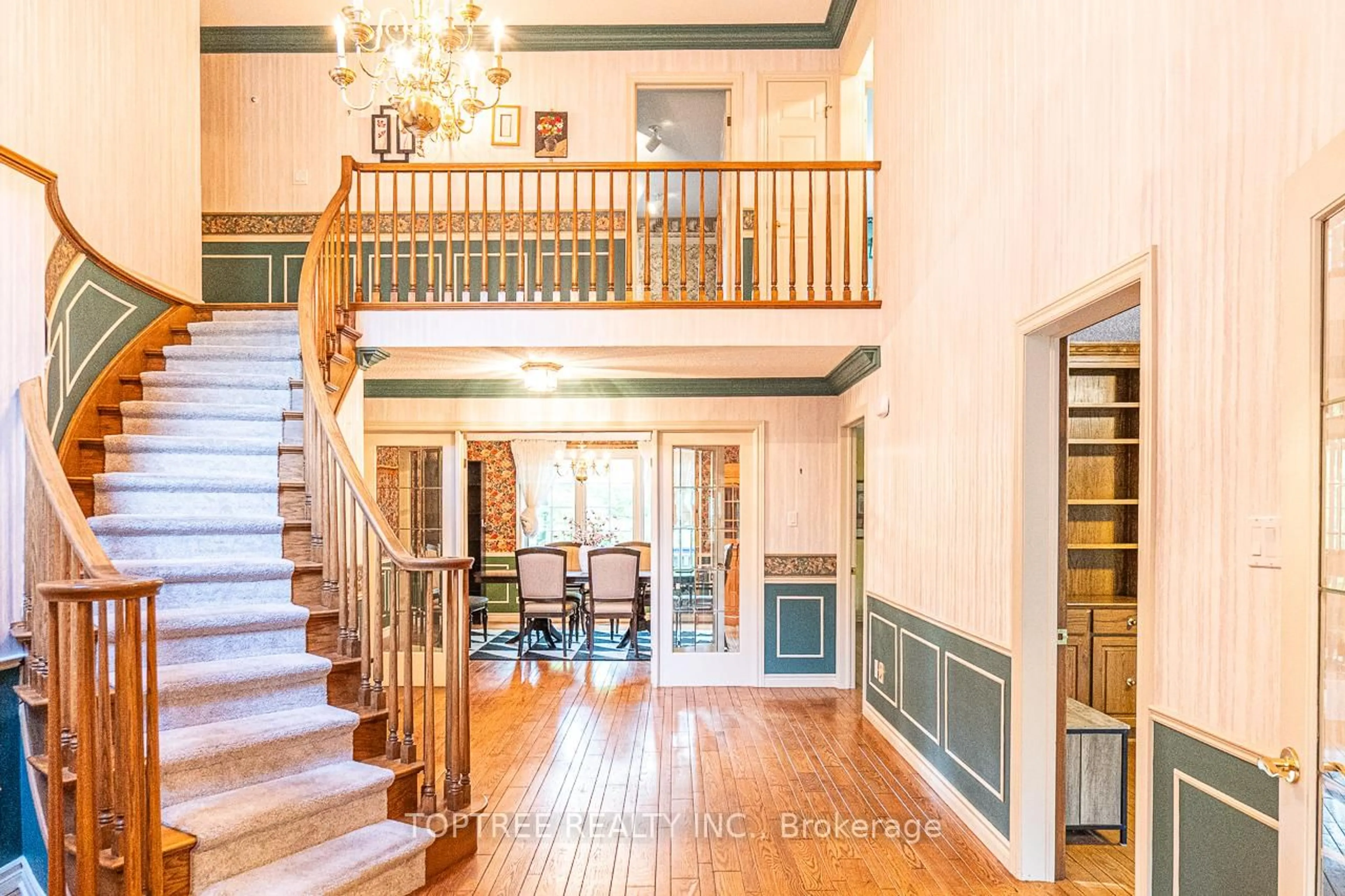 Indoor foyer for 42 Pitcarnie Cres, London North Ontario N6G 4N4
