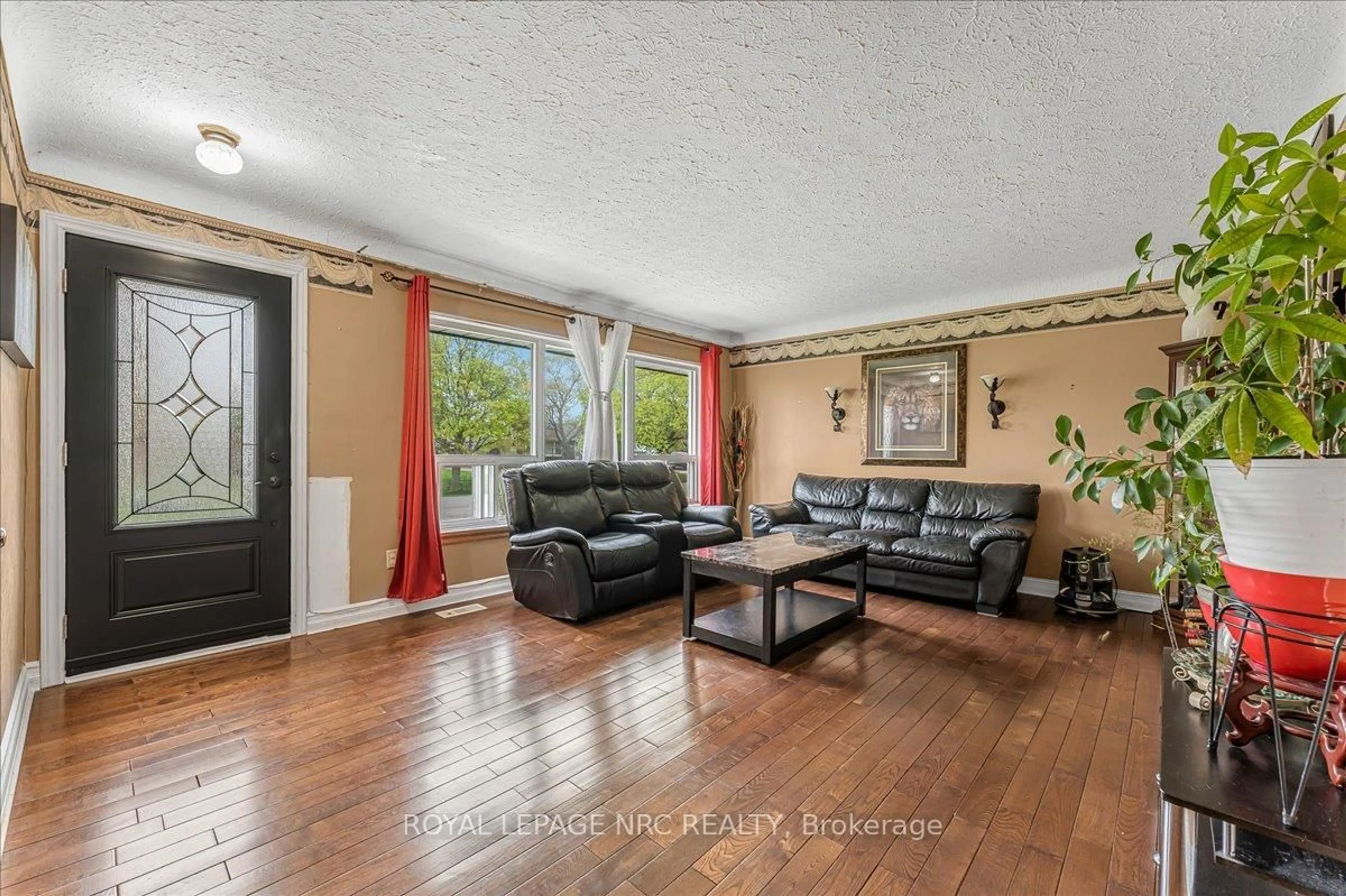 Living room with furniture, unknown for 16 Dunraven Ave, St. Catharines Ontario L2M 6A7