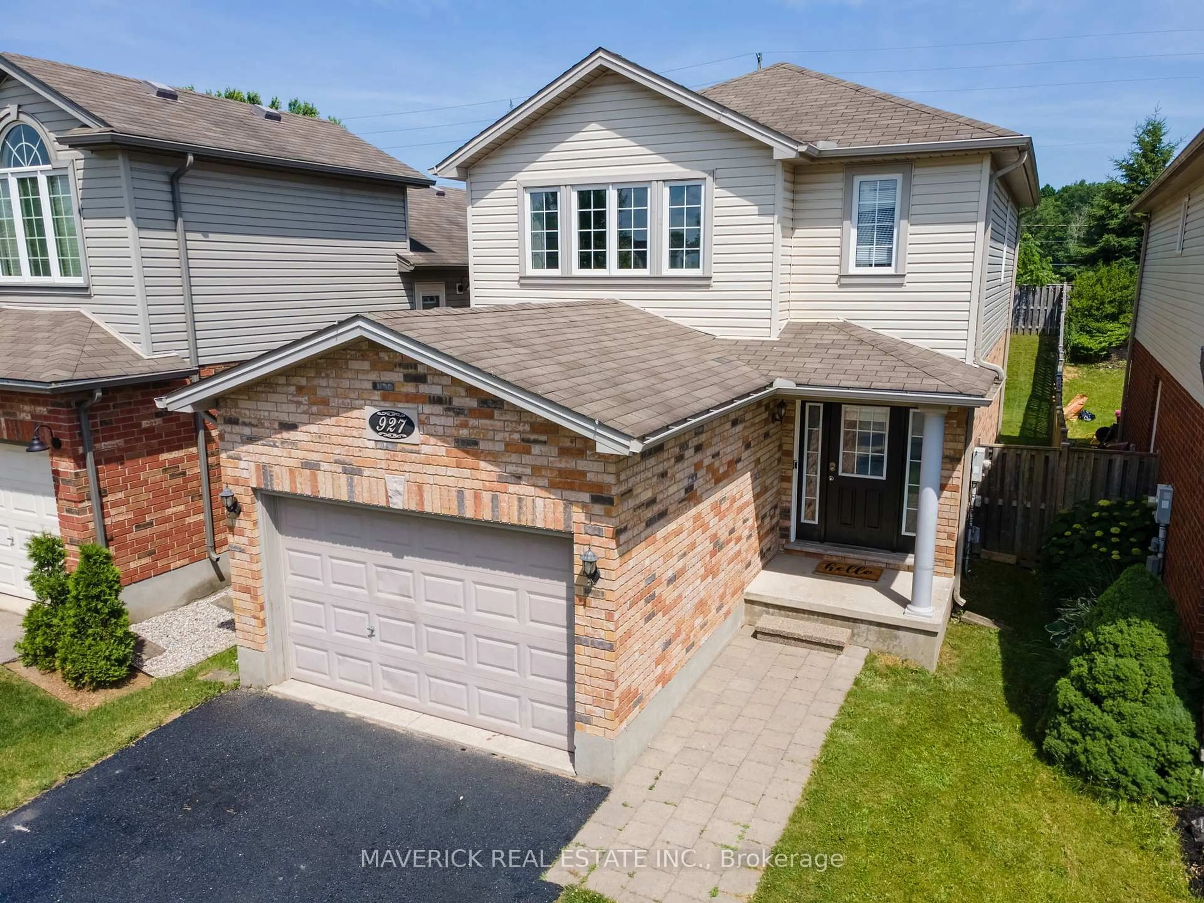 A pic from outside/outdoor area/front of a property/back of a property/a pic from drone, street for 927 Bradshaw Cres, London North Ontario N5X 0B6