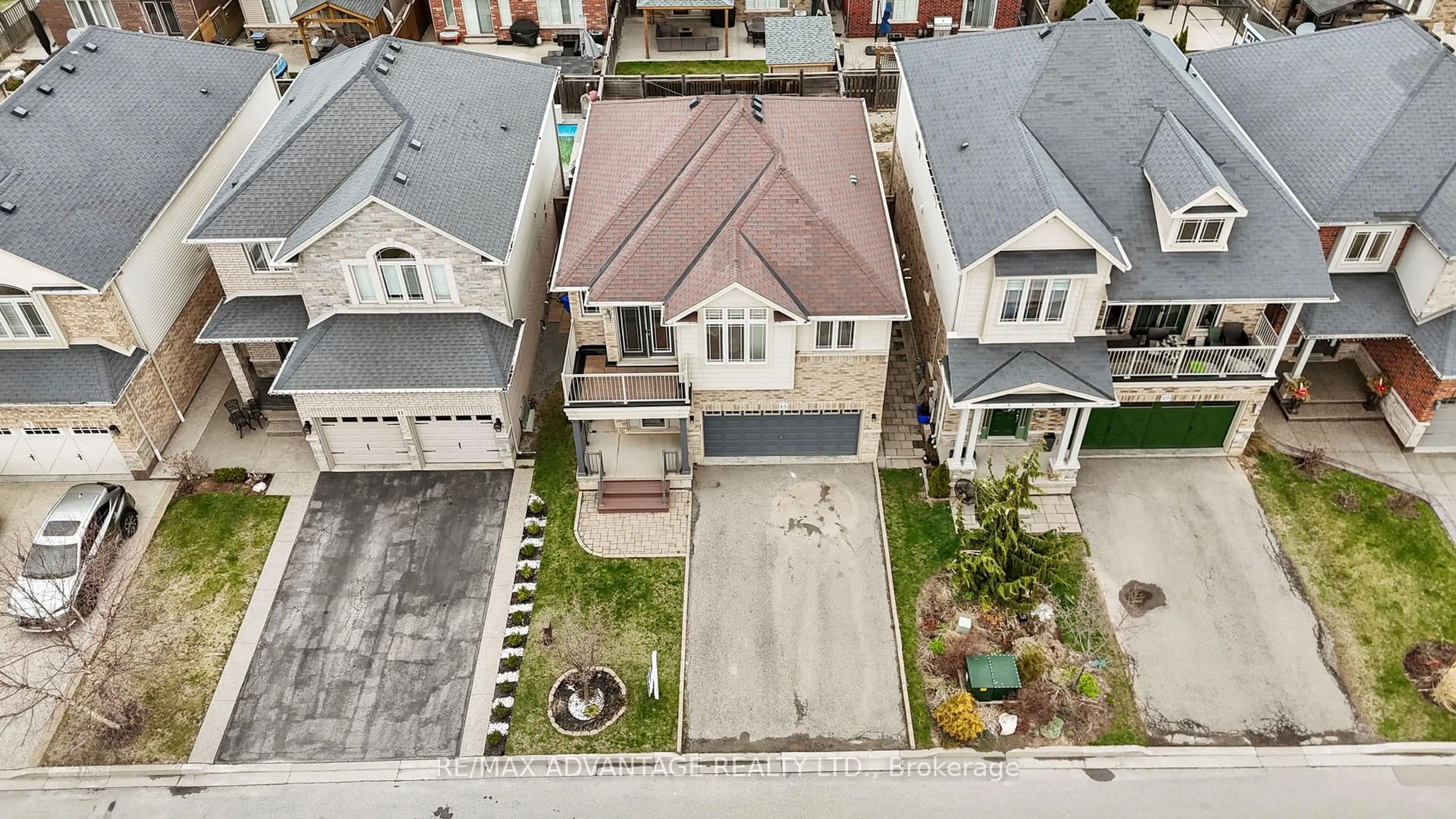 A pic from outside/outdoor area/front of a property/back of a property/a pic from drone, street for 15 Norbrook Dr, Hamilton Ontario L8E 0G6