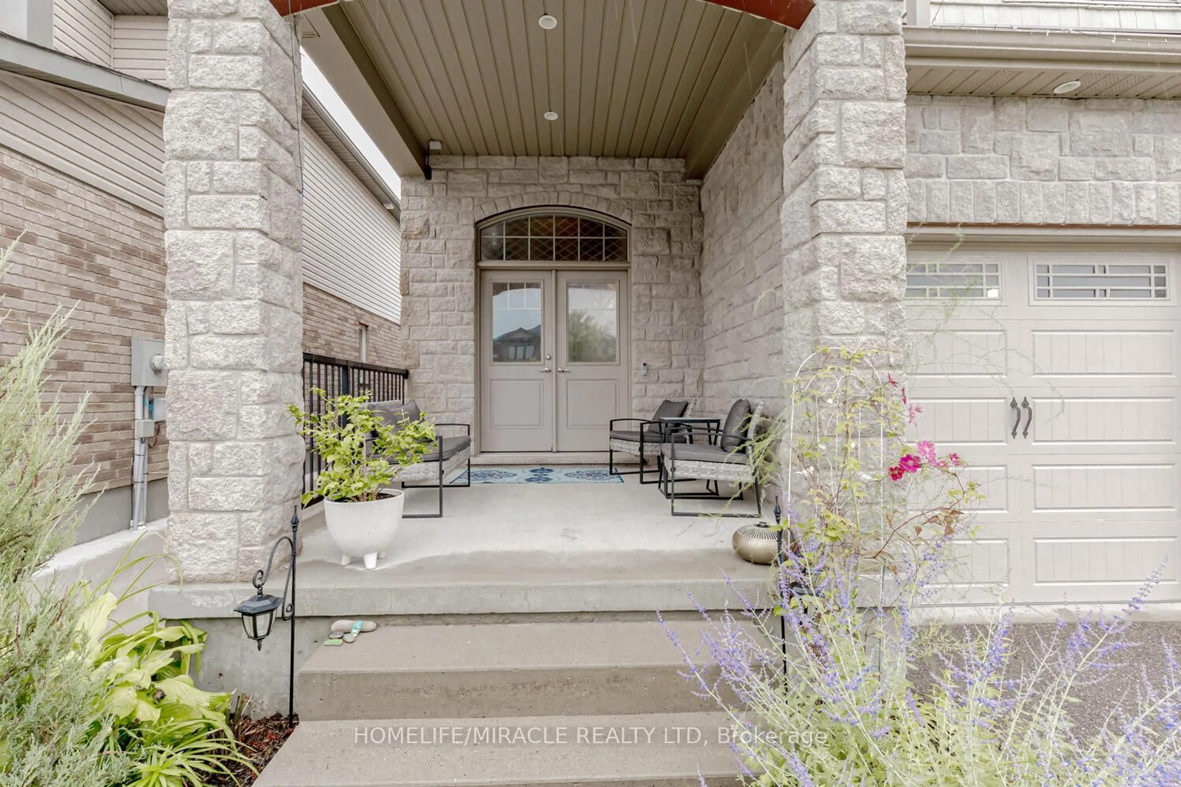 Indoor entryway for 32 Mcintyre Lane, East Luther Grand Valley Ontario L9W 6W3