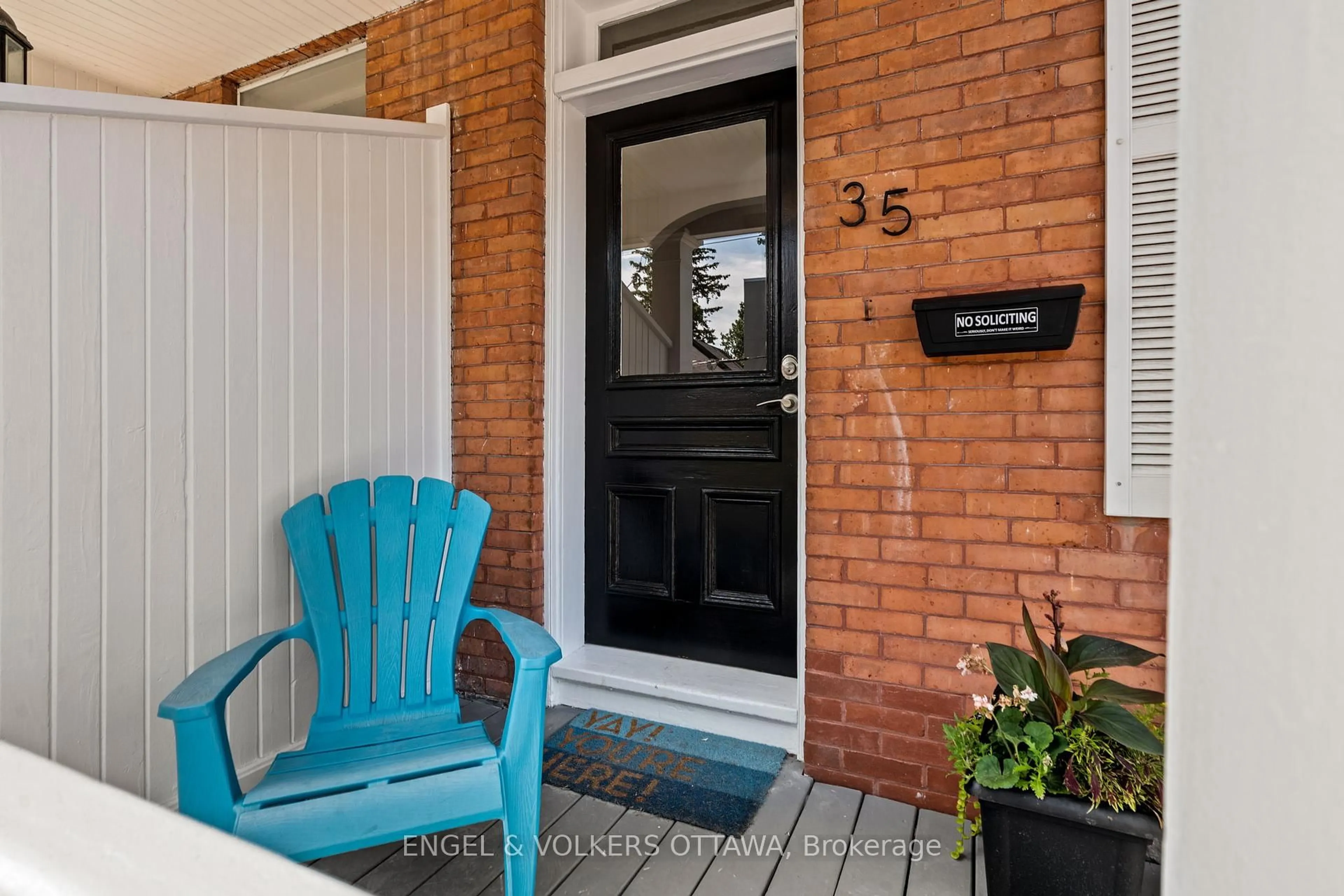 Indoor entryway for 35 Hopewell Ave, Ottawa Ontario K1S 2Y7