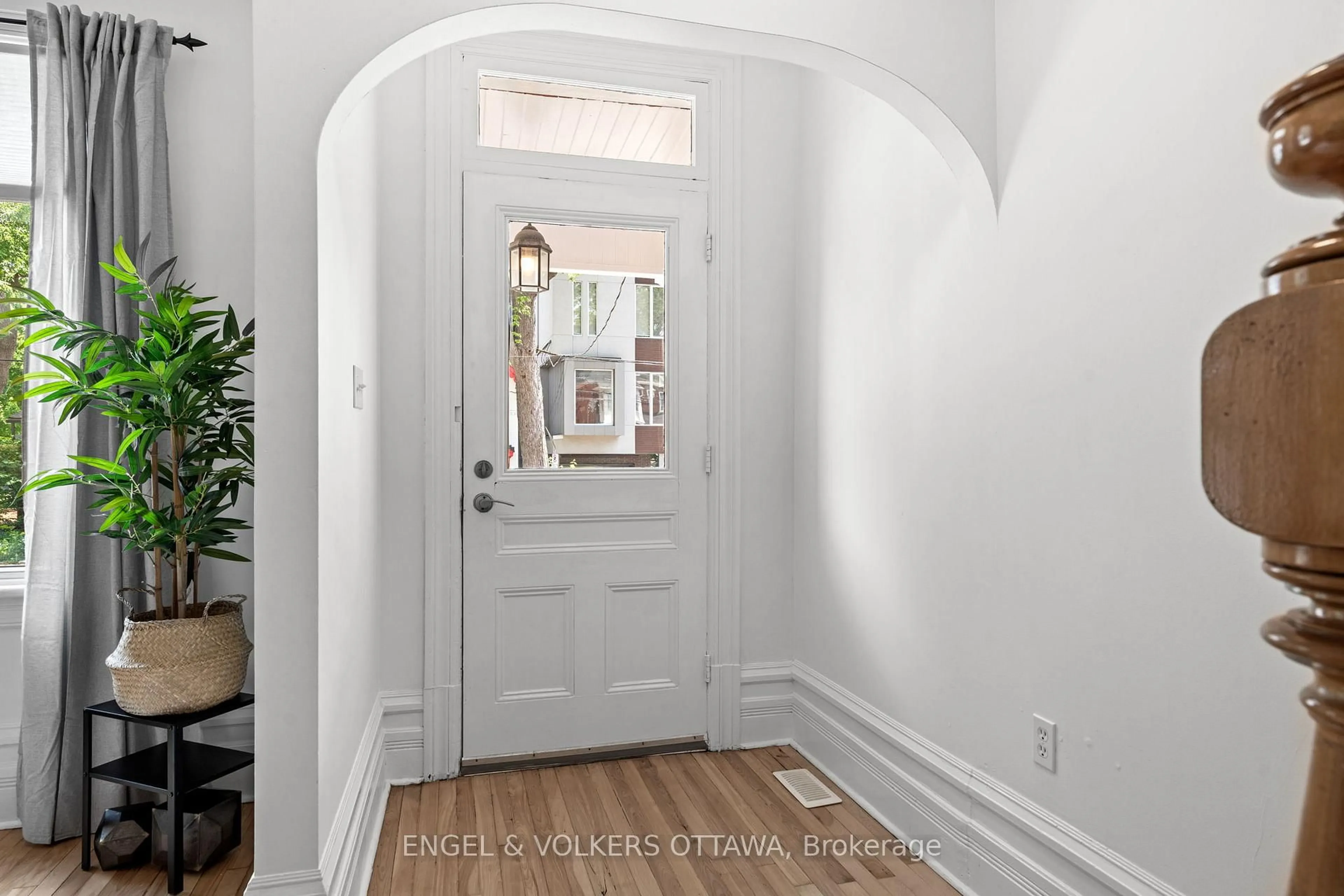 Indoor entryway for 35 Hopewell Ave, Ottawa Ontario K1S 2Y7