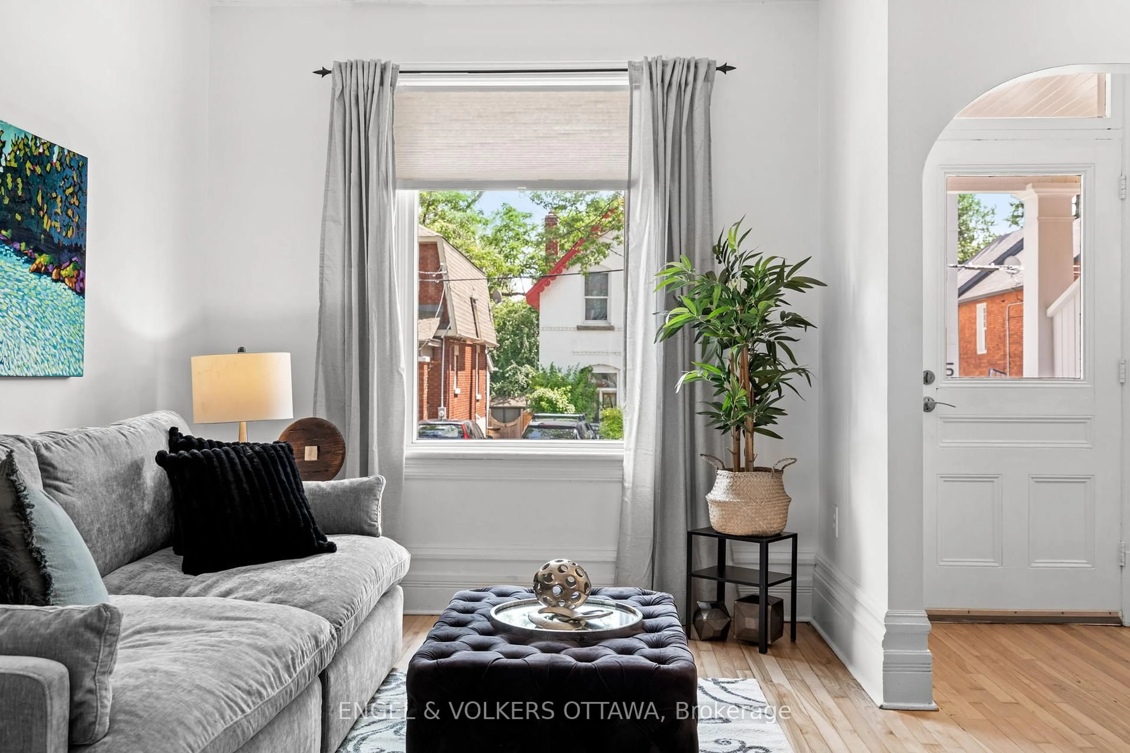 Living room with furniture, unknown for 35 Hopewell Ave, Ottawa Ontario K1S 2Y7