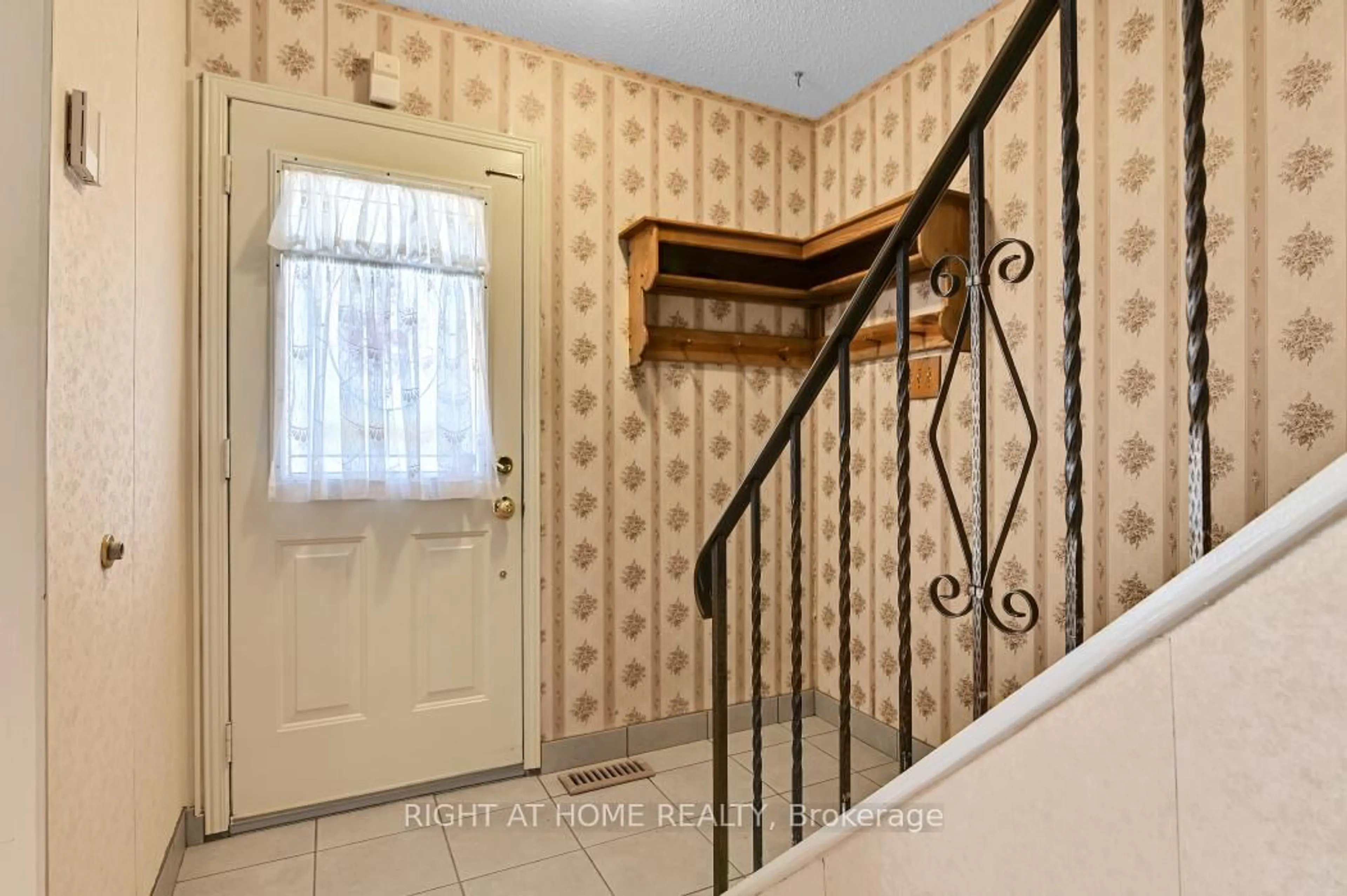 Indoor entryway for 2483 Gravelle Cres, Ottawa Ontario K1B 3A4