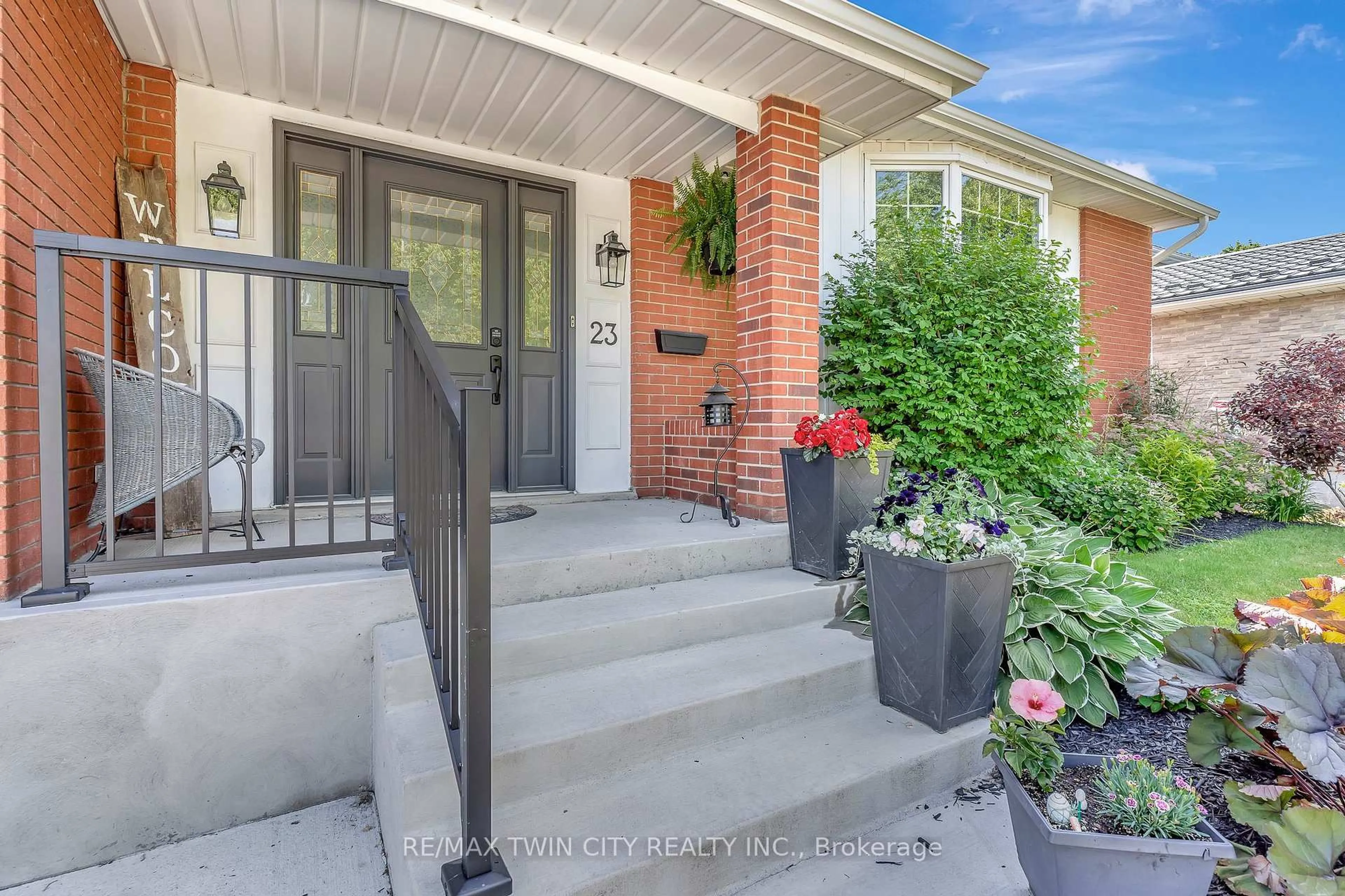 Indoor entryway for 23 Meadowbrook Dr, Kitchener Ontario N2N 1E5