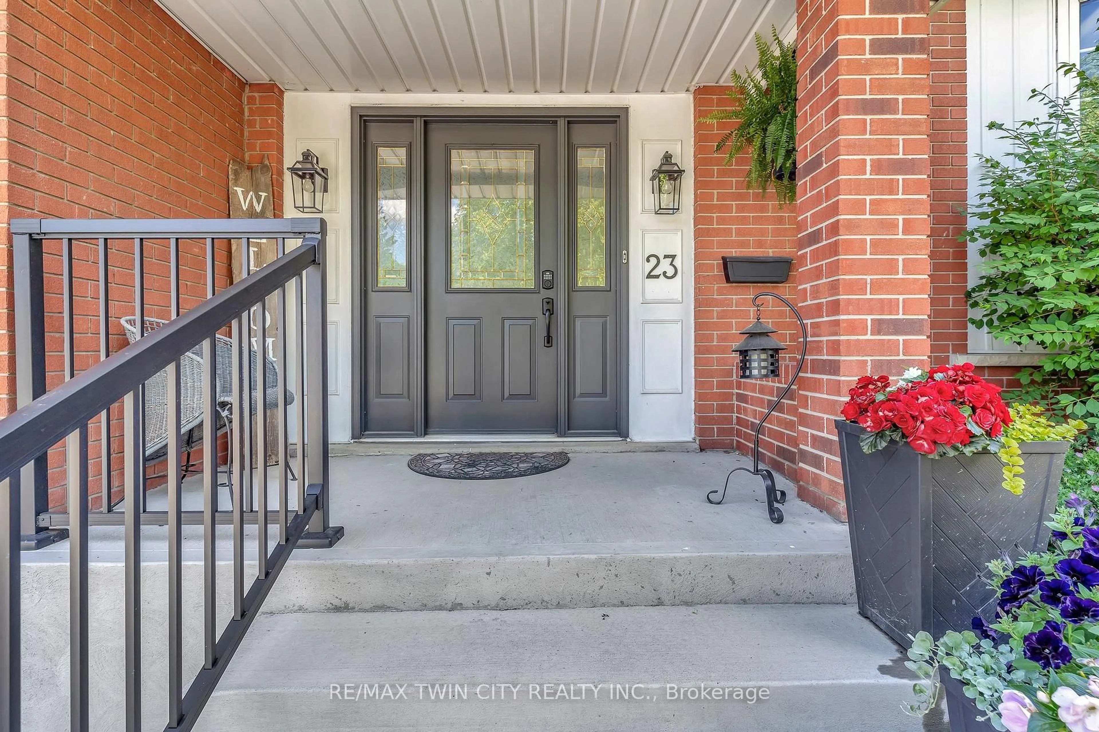 Indoor entryway for 23 Meadowbrook Dr, Kitchener Ontario N2N 1E5