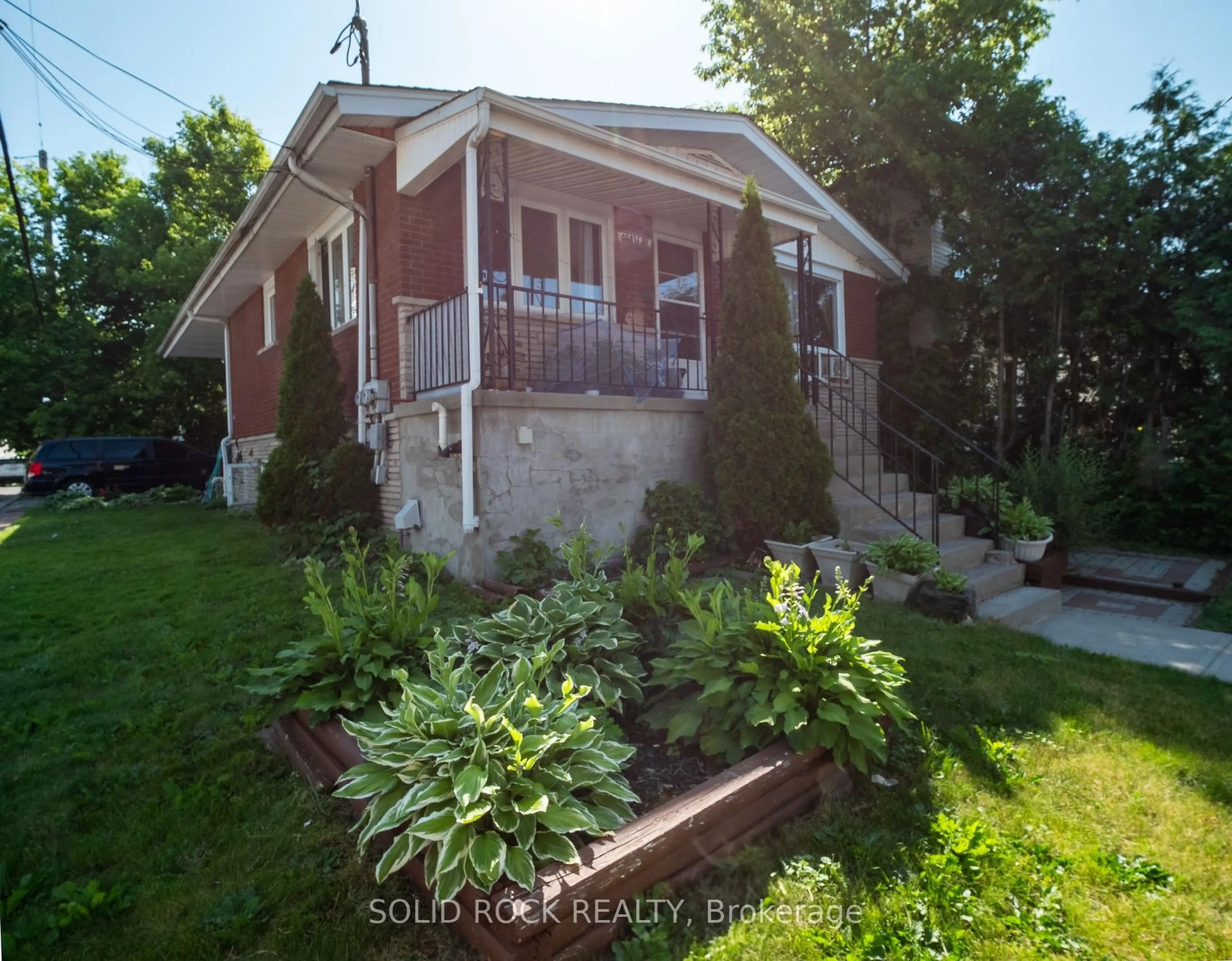 A pic from outside/outdoor area/front of a property/back of a property/a pic from drone, street for 310 Patton St, Ottawa Ontario K1L 6G4