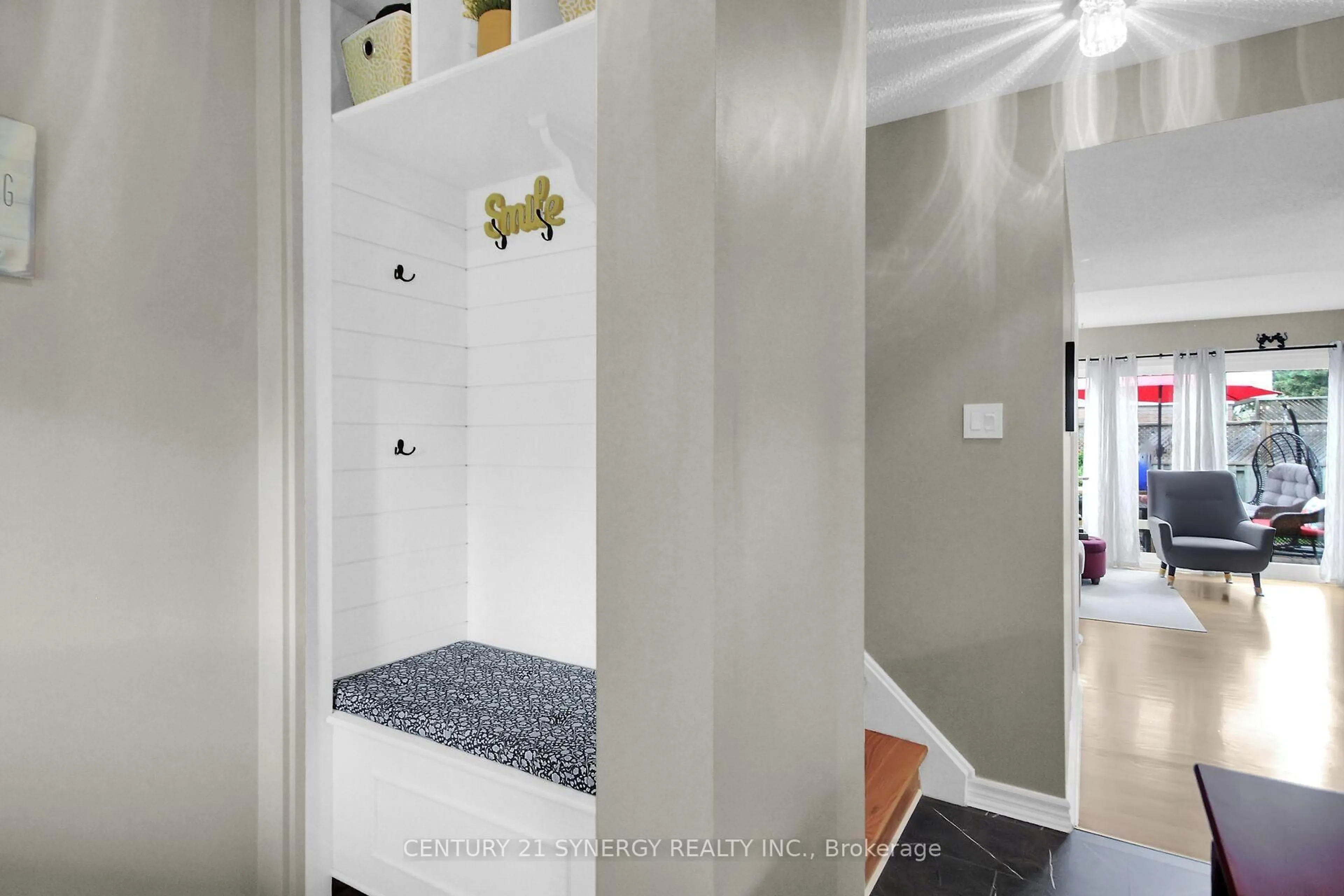 Indoor entryway for 121 Monterey Dr, Ottawa Ontario K2H 7A9
