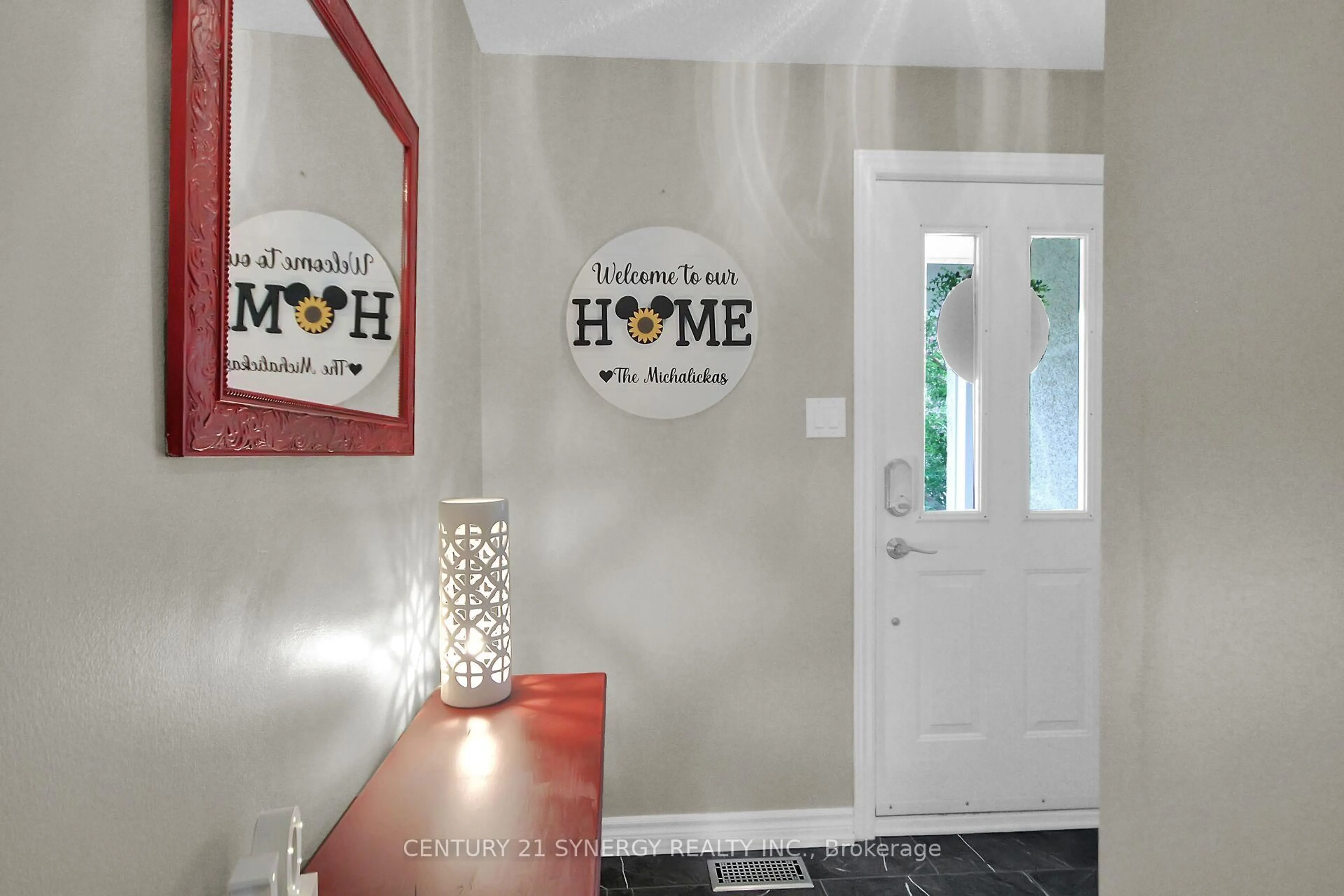 Indoor entryway for 121 Monterey Dr, Ottawa Ontario K2H 7A9