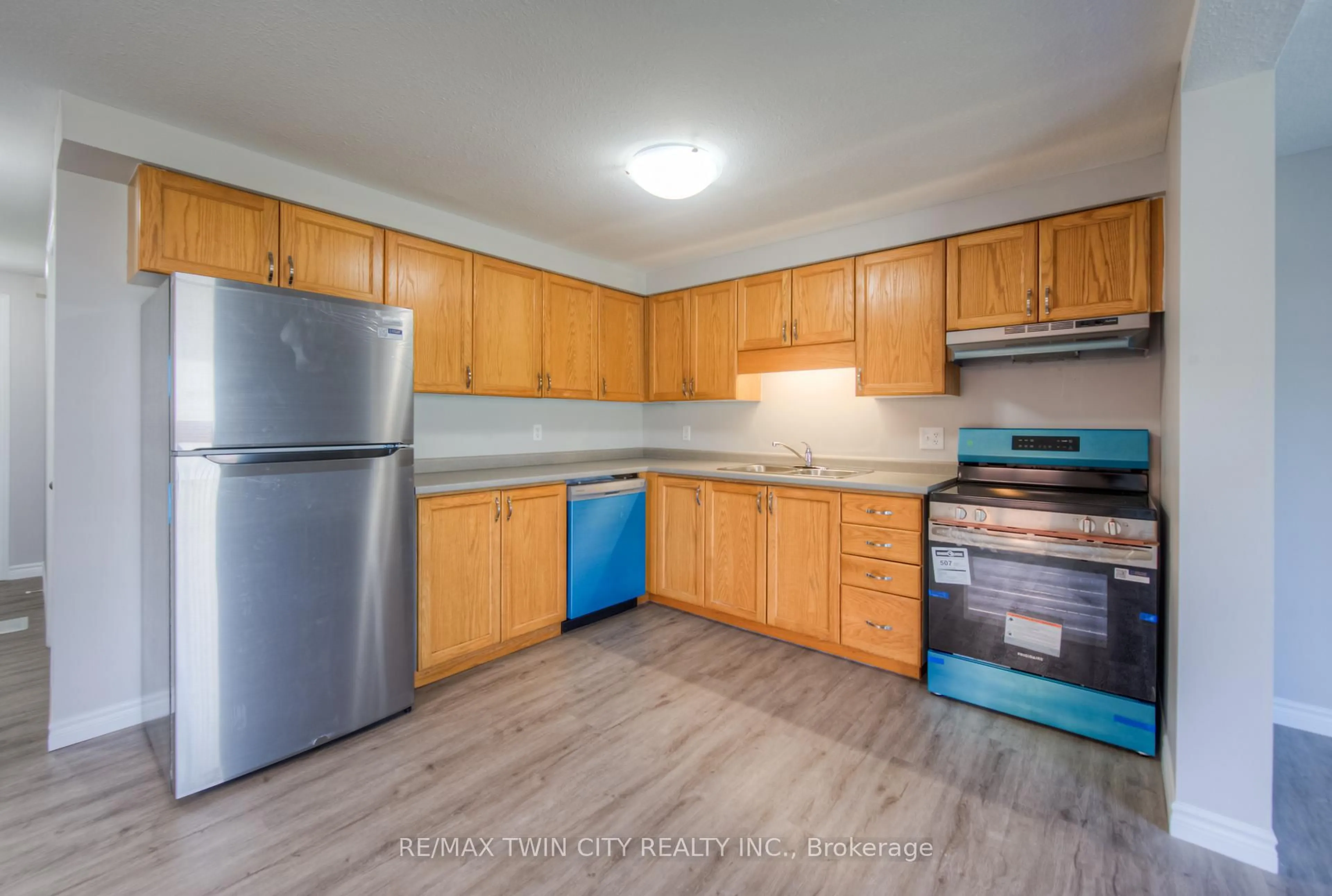 Standard kitchen, unknown for 27 Hackberry St, Kitchener Ontario N2E 3R9
