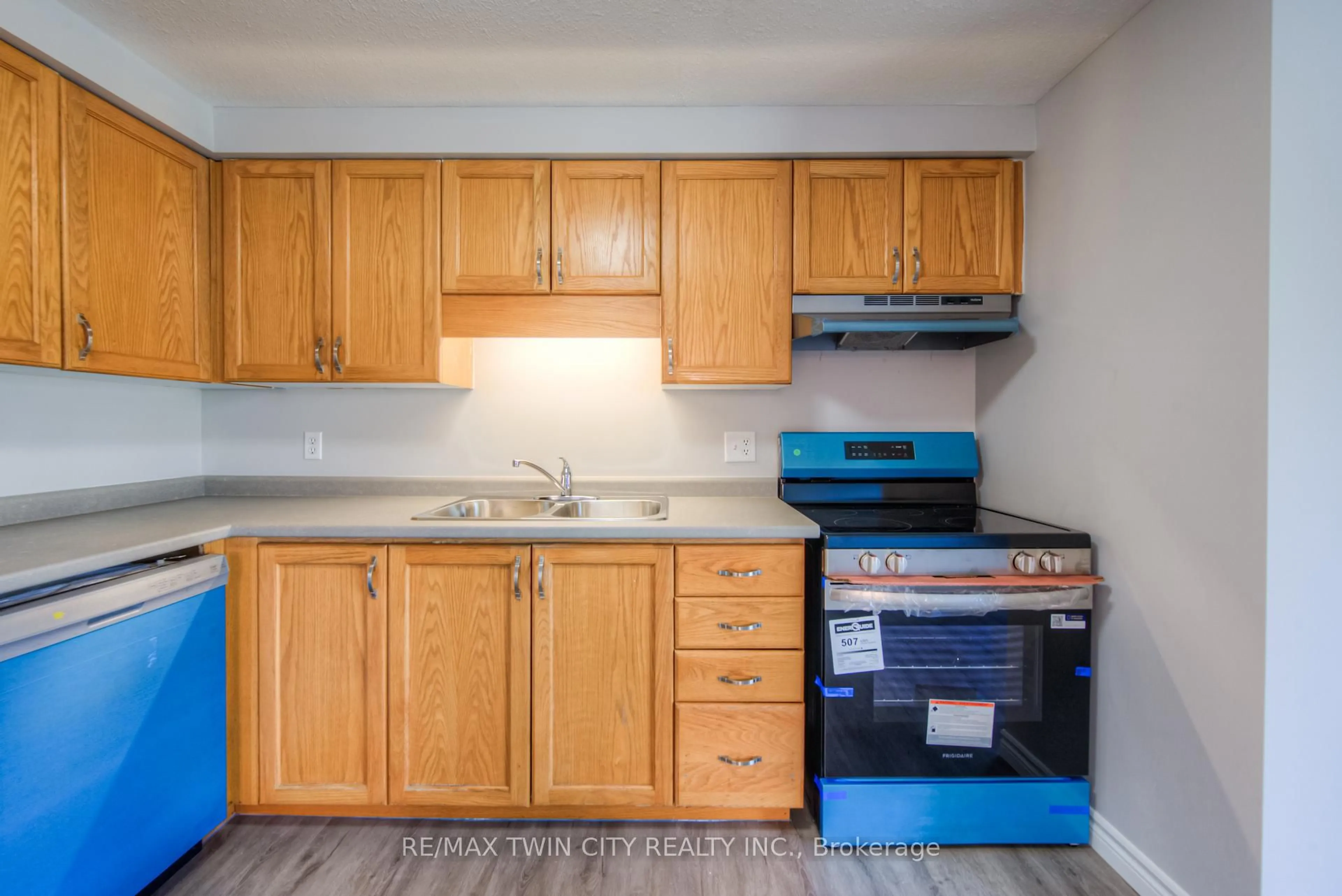 Standard kitchen, wood/laminate floor for 27 Hackberry St, Kitchener Ontario N2E 3R9