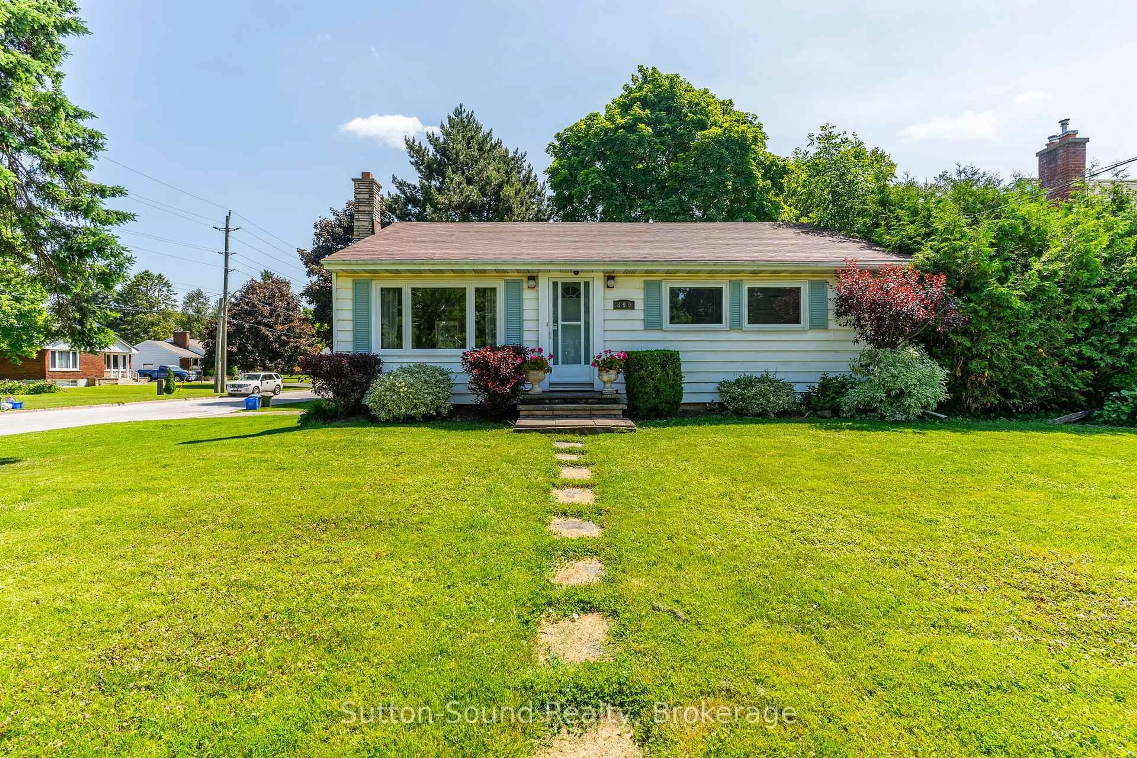 Home with vinyl exterior material, street for 399 7th Ave, Owen Sound Ontario N4K 2W8