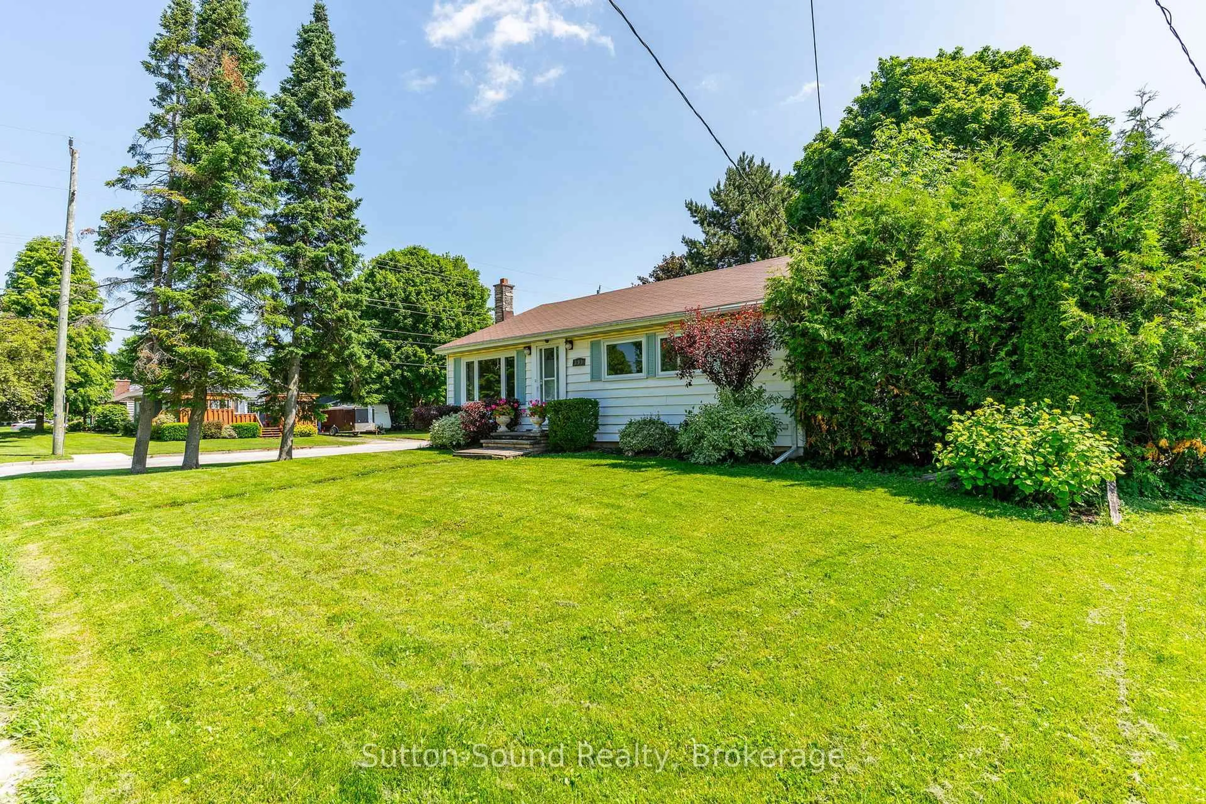 A pic from outside/outdoor area/front of a property/back of a property/a pic from drone, street for 399 7th Ave, Owen Sound Ontario N4K 2W8