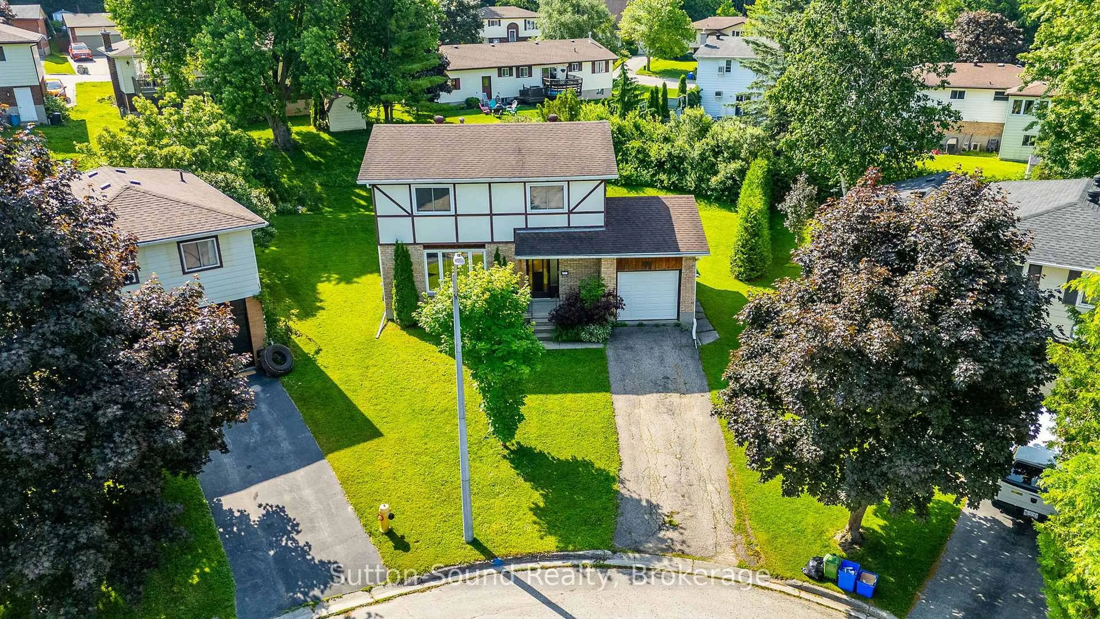 A pic from outside/outdoor area/front of a property/back of a property/a pic from drone, street for 275 8th Ave, Owen Sound Ontario N4K 3A3