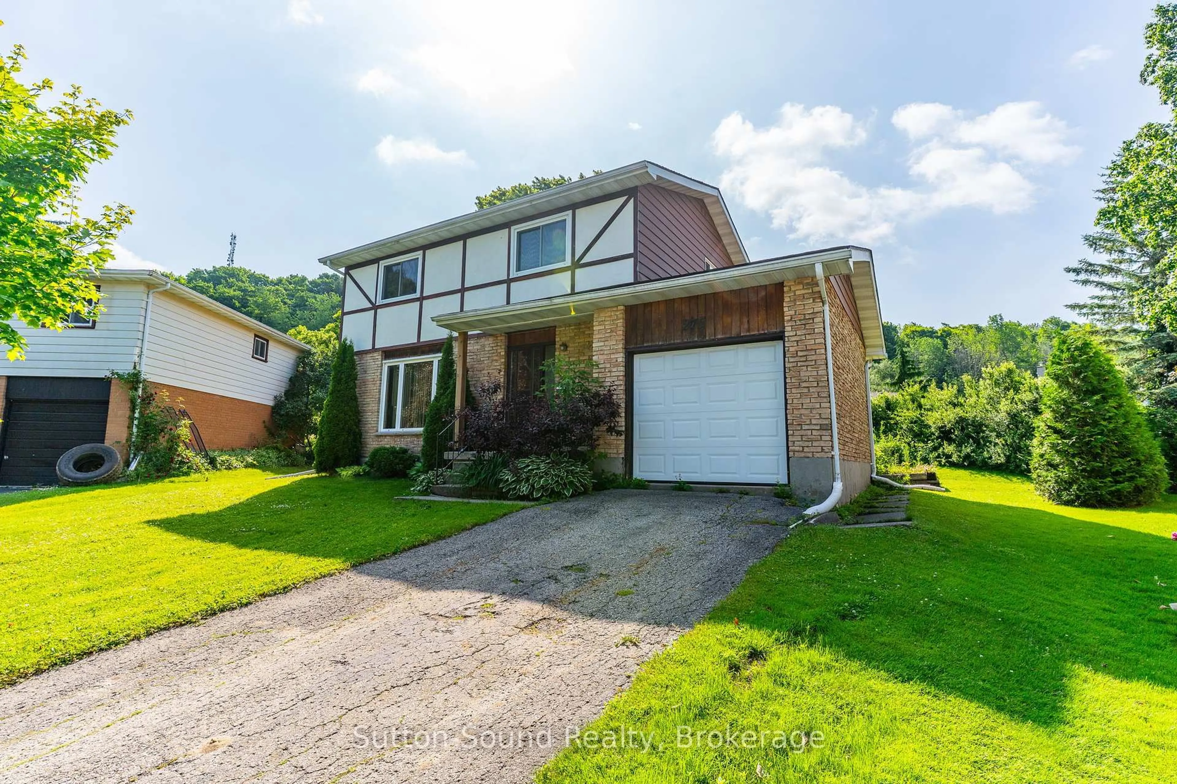 A pic from outside/outdoor area/front of a property/back of a property/a pic from drone, street for 275 8th Ave, Owen Sound Ontario N4K 3A3