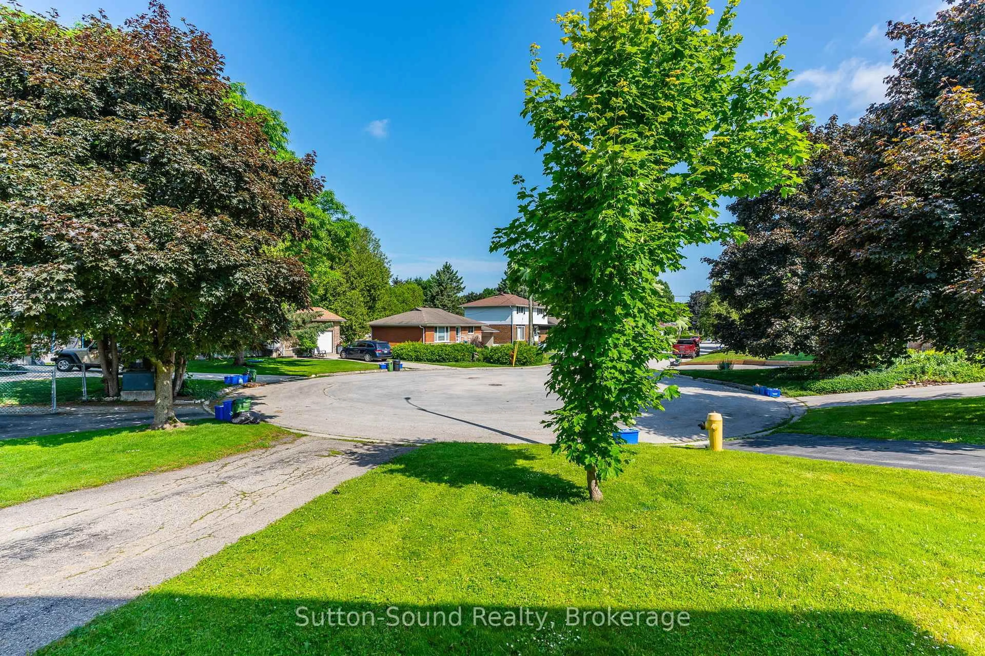 A pic from outside/outdoor area/front of a property/back of a property/a pic from drone, street for 275 8th Ave, Owen Sound Ontario N4K 3A3