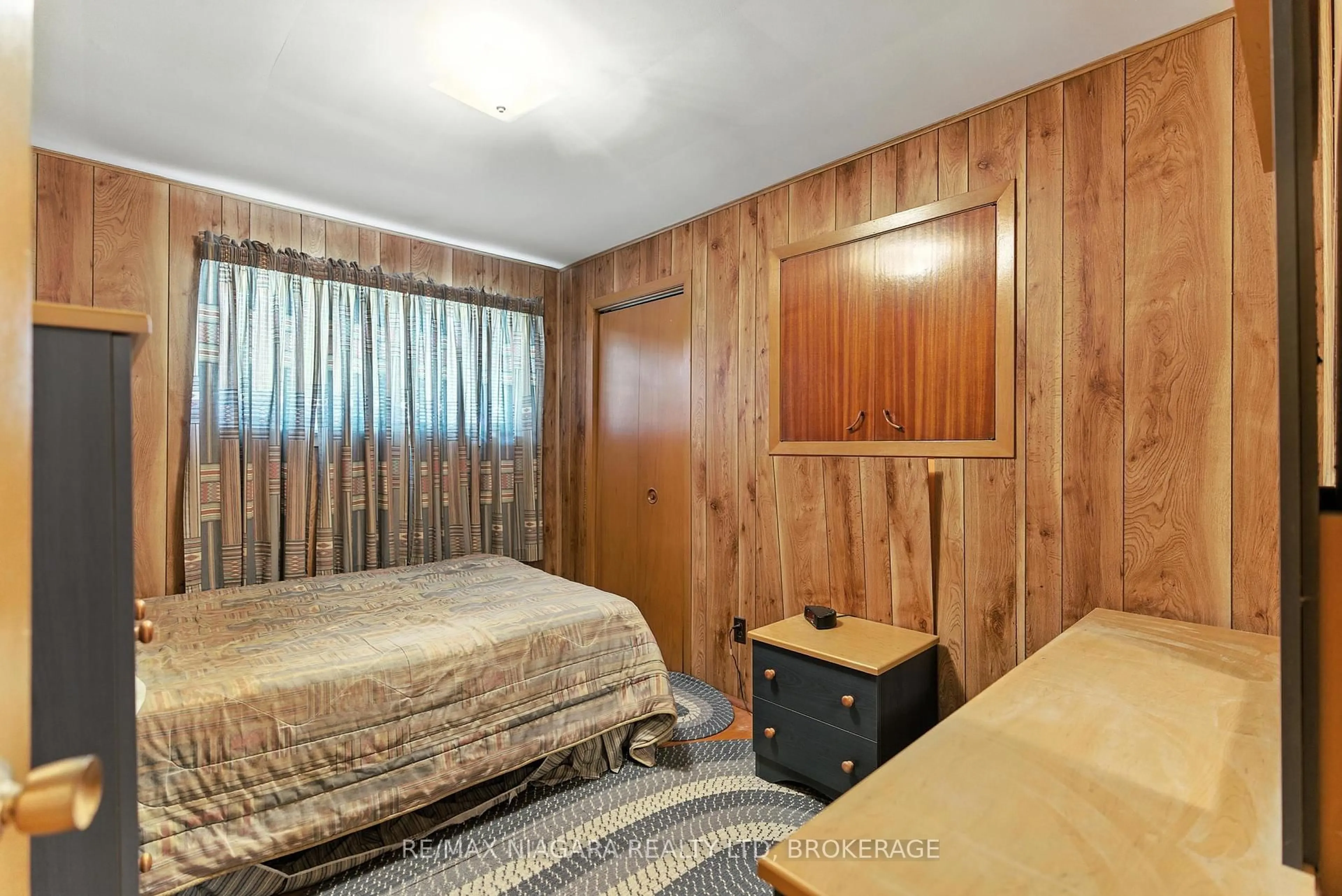Bedroom with bed, wood/laminate floor for 107 Harrison Ave, Welland Ontario L3B 1C3