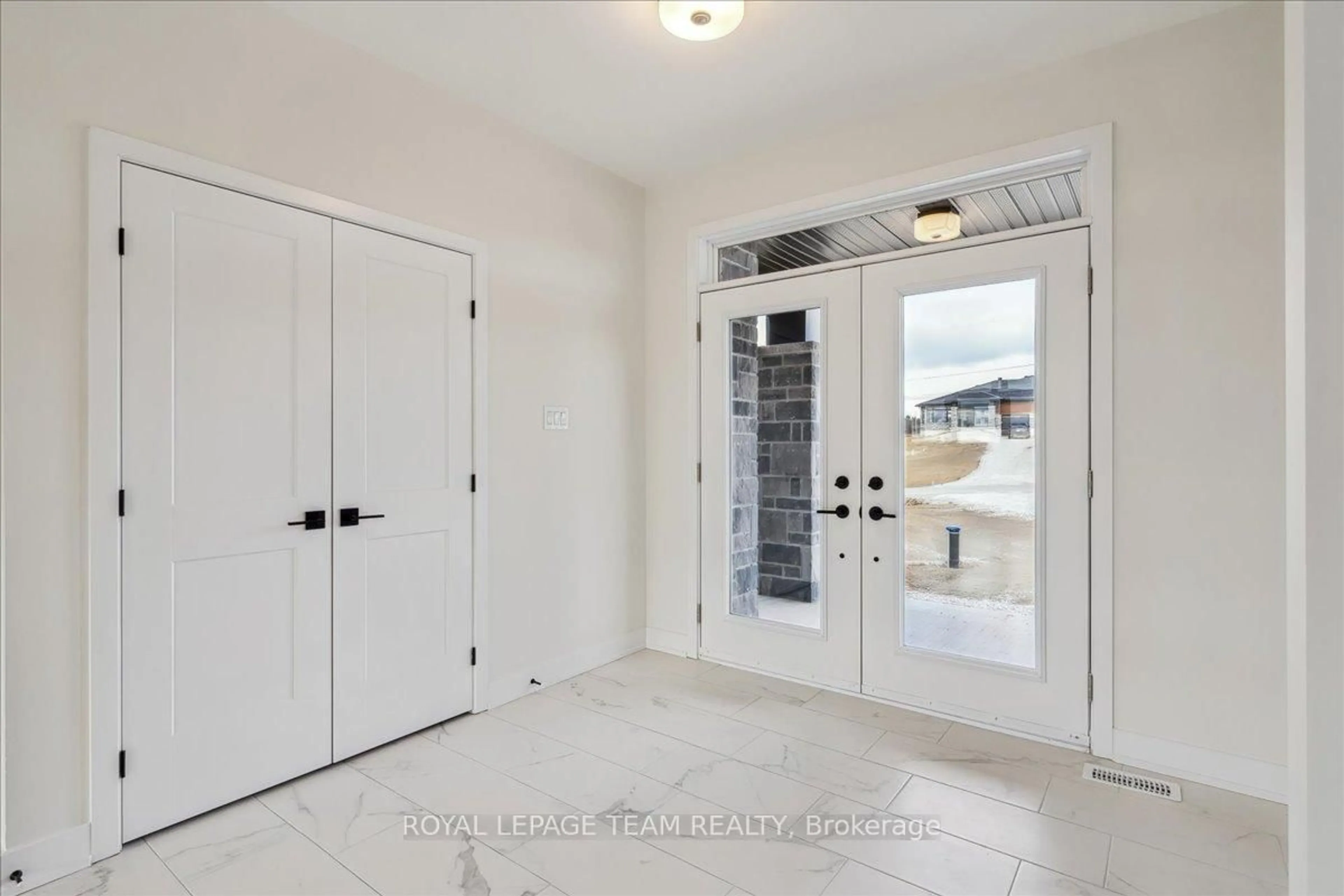 Indoor entryway for 91 HOGAN Dr, Arnprior Ontario K7S 0H8