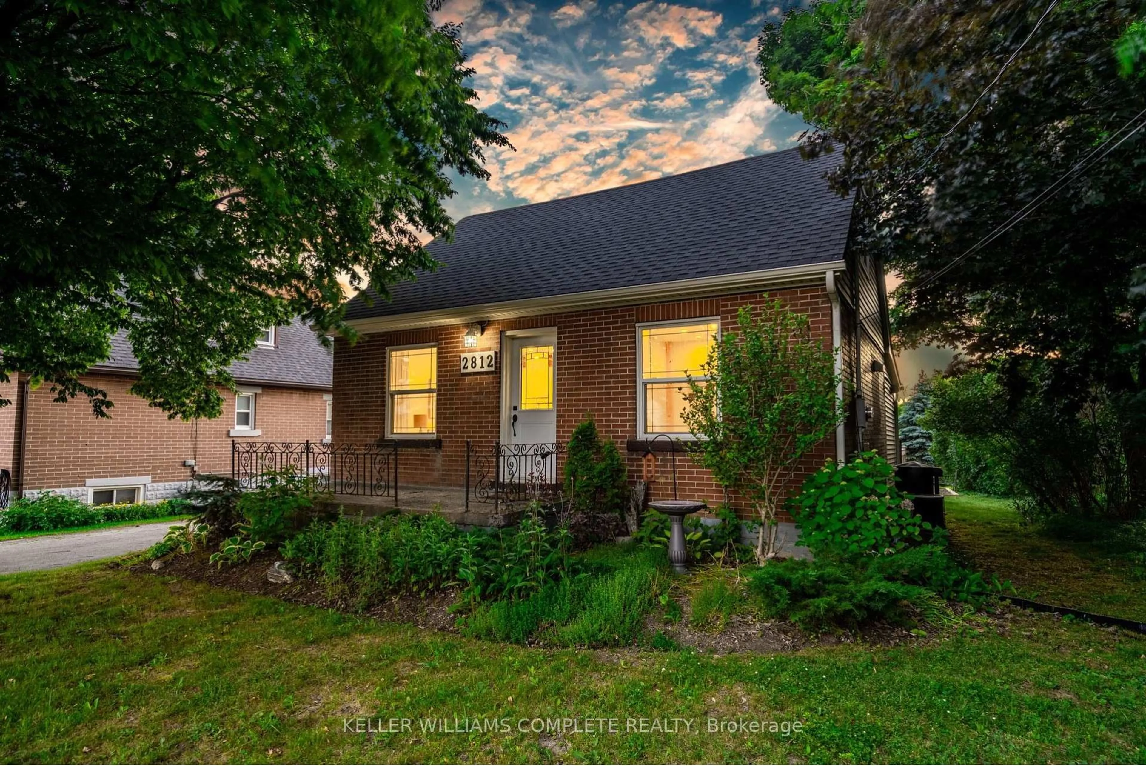 A pic from outside/outdoor area/front of a property/back of a property/a pic from drone, street for 2812 Upper James St, Hamilton Ontario L0R 1W0