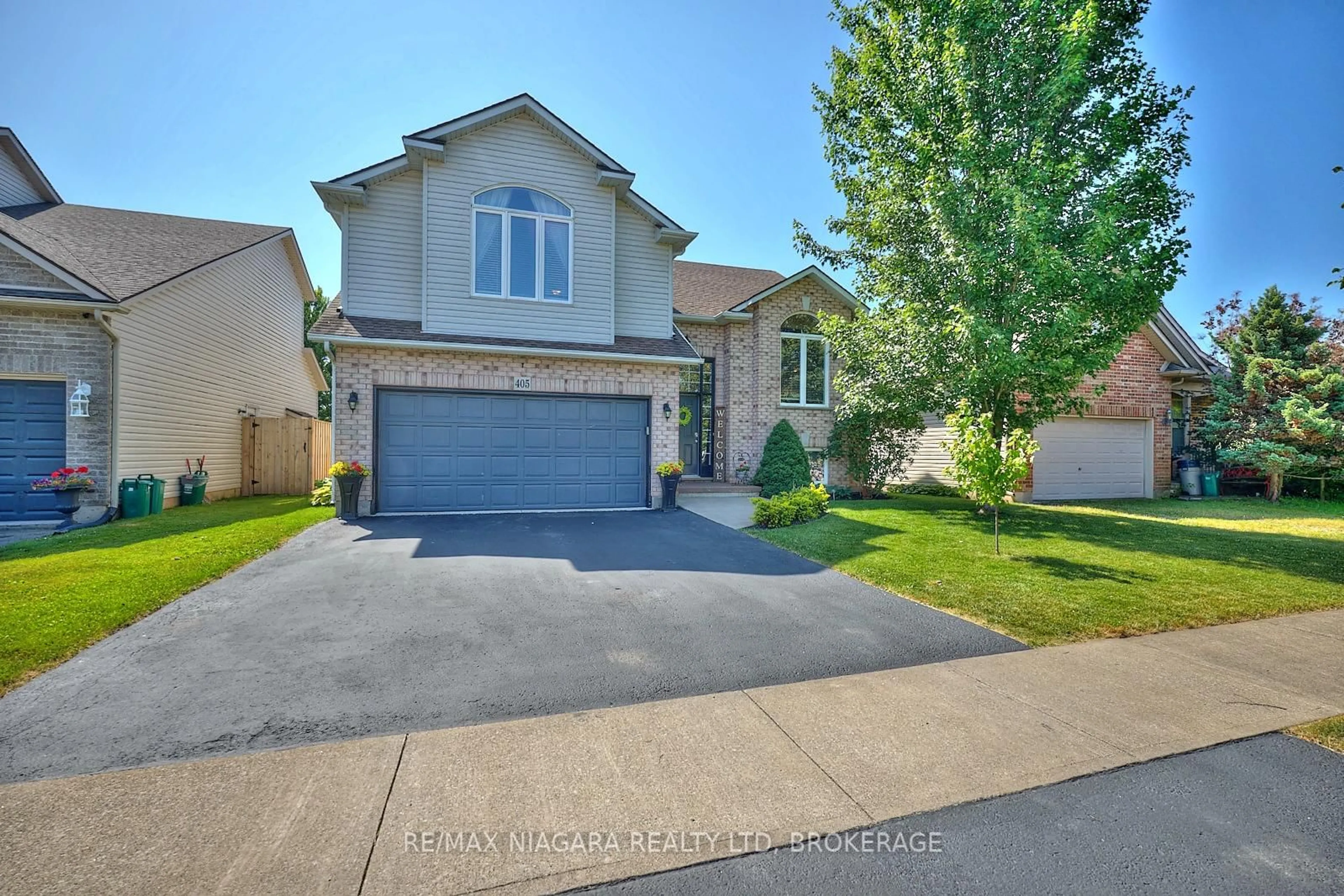 A pic from outside/outdoor area/front of a property/back of a property/a pic from drone, street for 405 Jordyn Dr, Fort Erie Ontario L2A 6T6