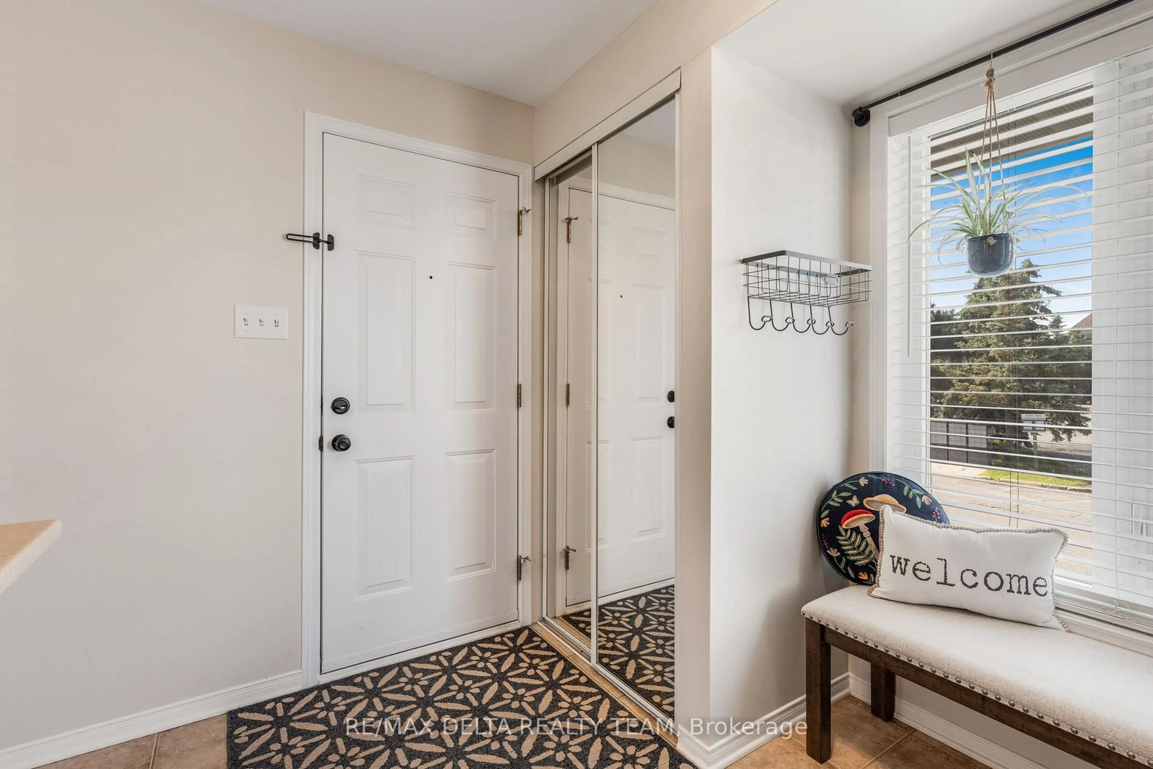 Indoor entryway for 2312 Bois Vert Pl, Ottawa Ontario K4A 4T8
