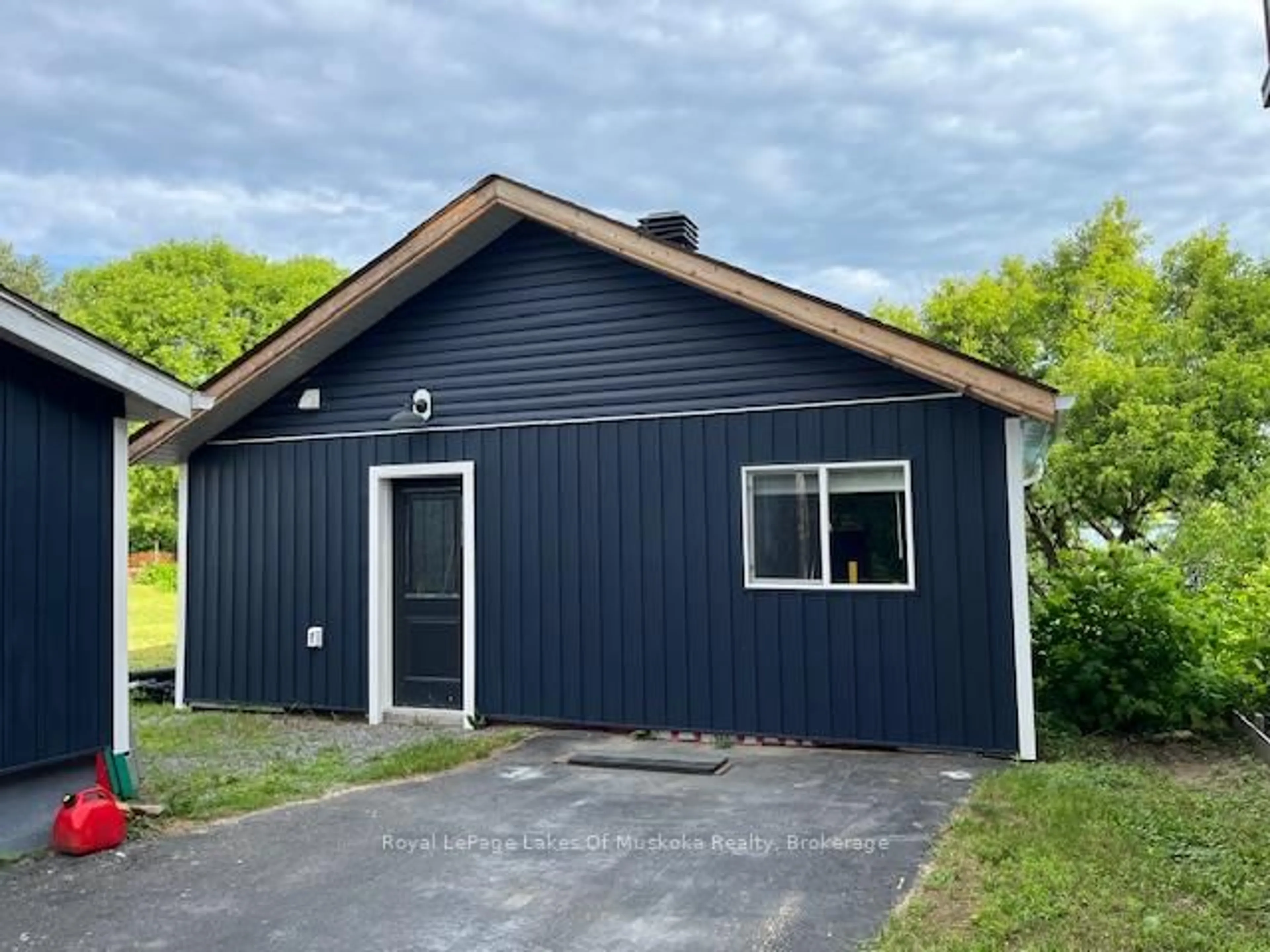 Home with vinyl exterior material, building for 36 Ottawa Ave, South River Ontario P0A 1X0