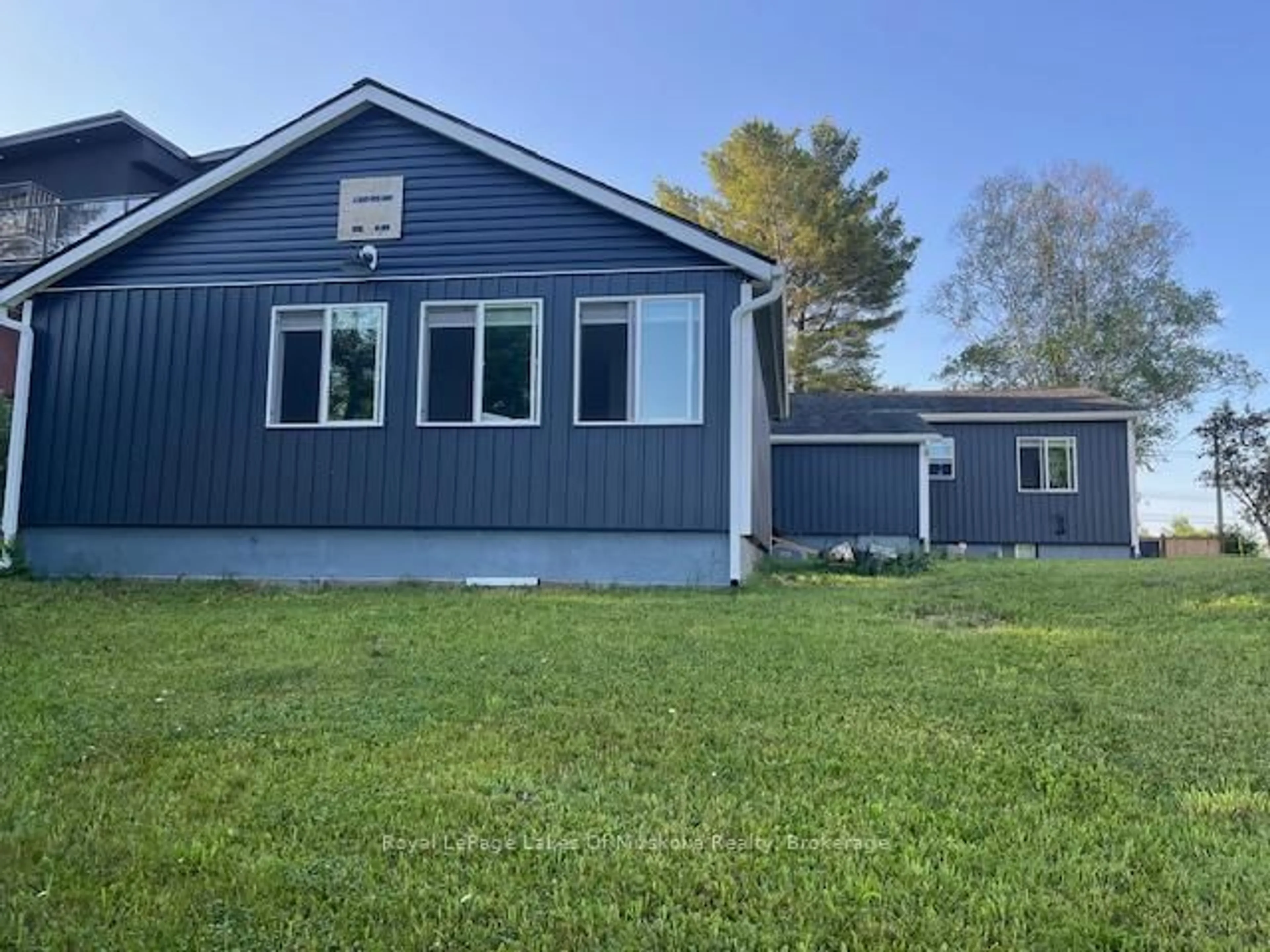 Home with vinyl exterior material, unknown for 36 Ottawa Ave, South River Ontario P0A 1X0