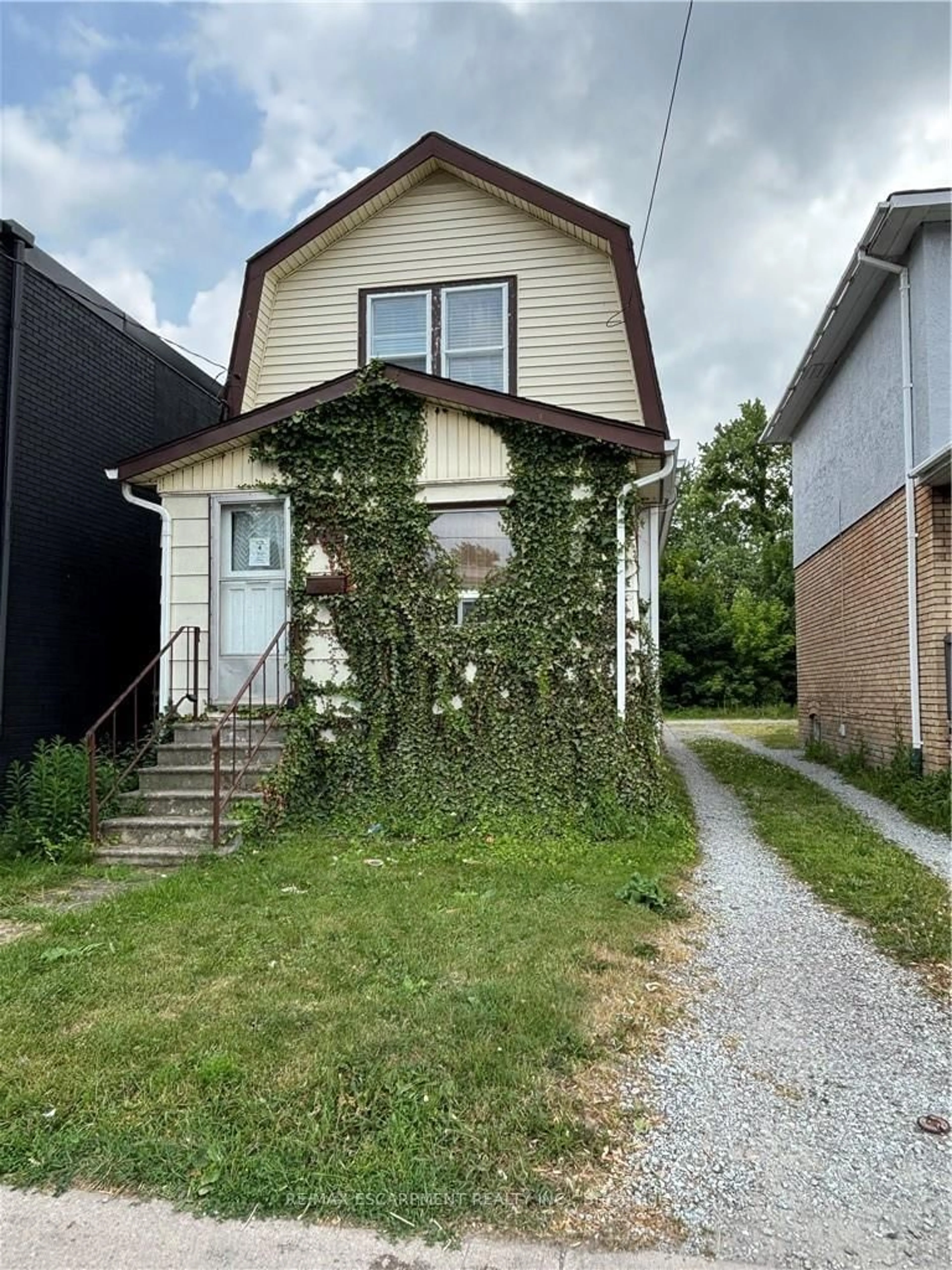 Unknown for 465 East Main St, Welland Ontario L3B 3X7