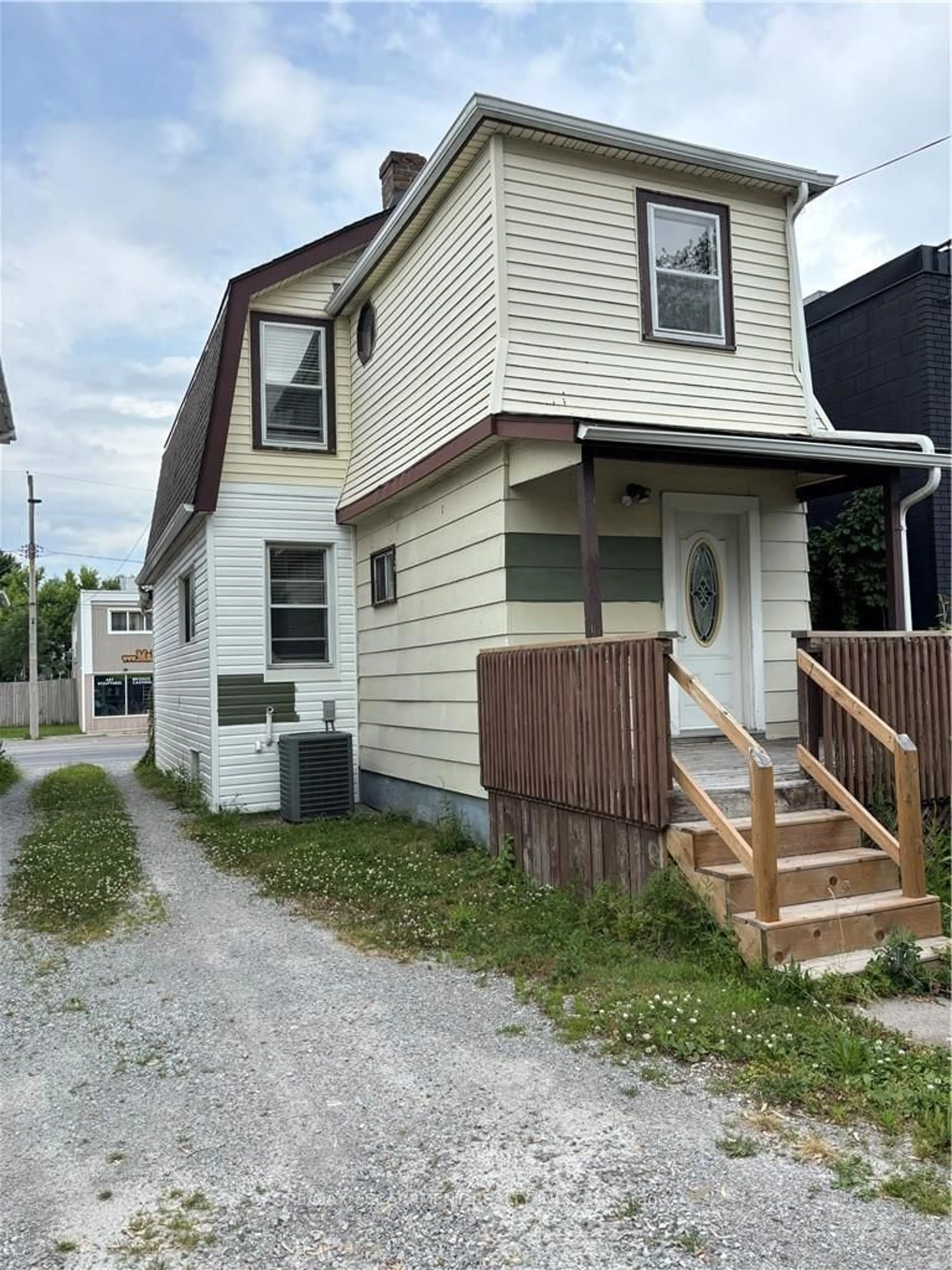Unknown for 465 East Main St, Welland Ontario L3B 3X7
