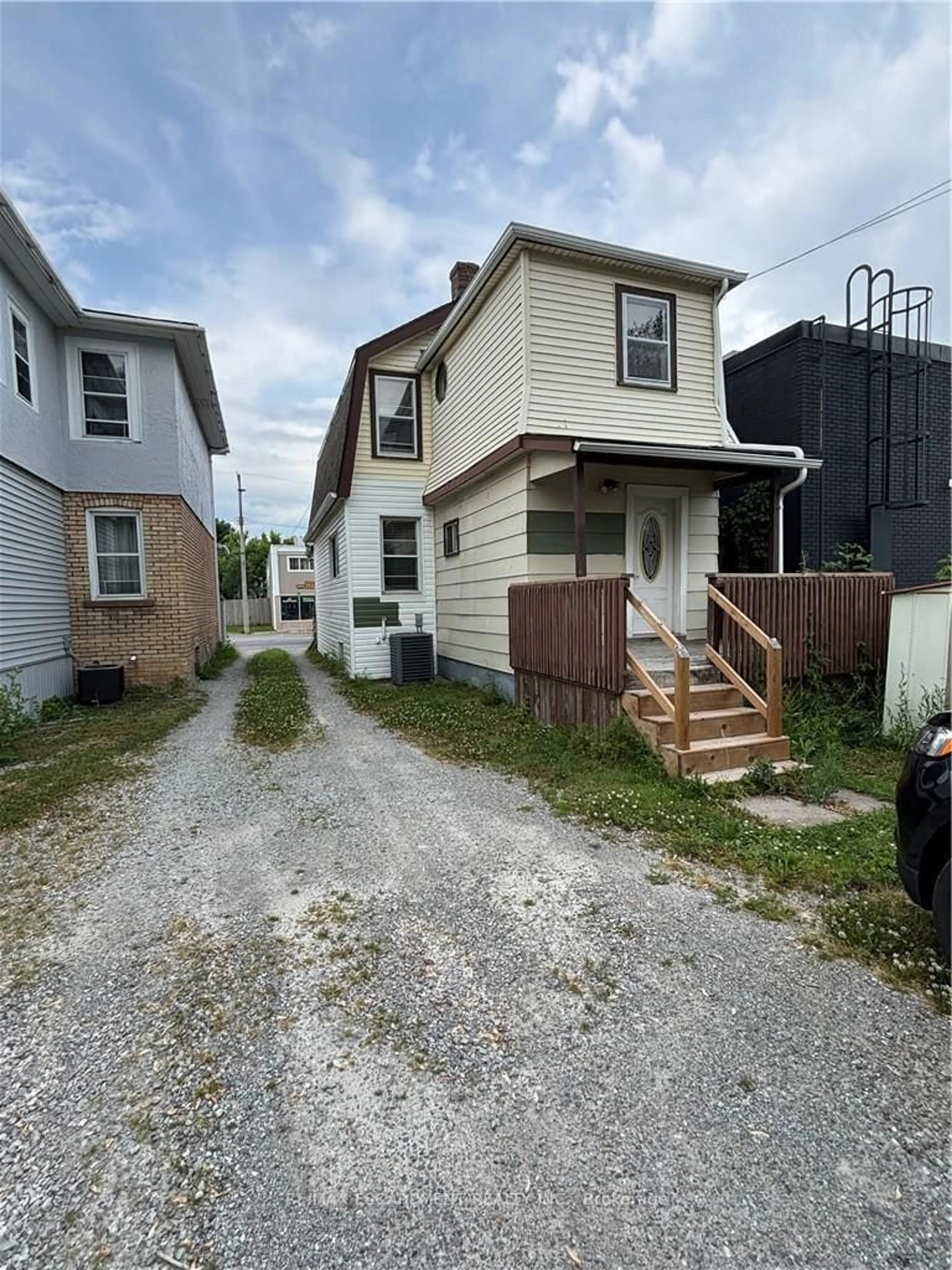 A pic from outside/outdoor area/front of a property/back of a property/a pic from drone, street for 465 East Main St, Welland Ontario L3B 3X7