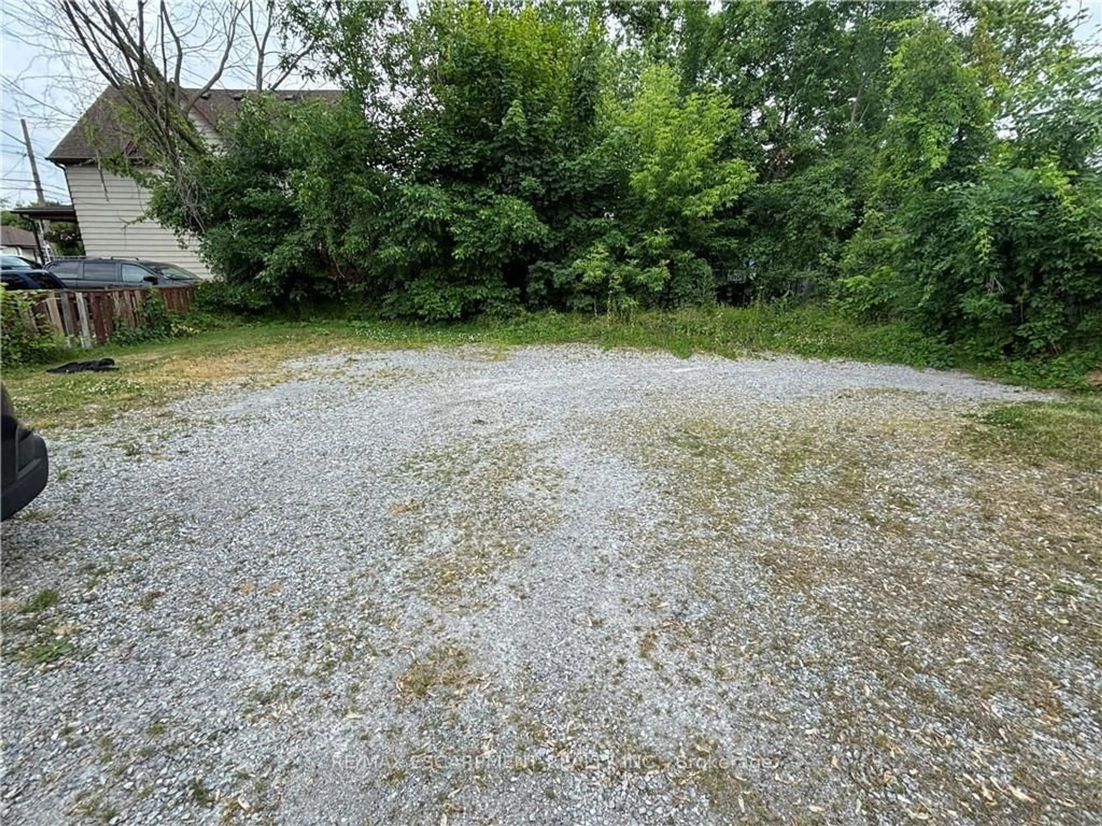 A pic from outside/outdoor area/front of a property/back of a property/a pic from drone, street for 465 East Main St, Welland Ontario L3B 3X7