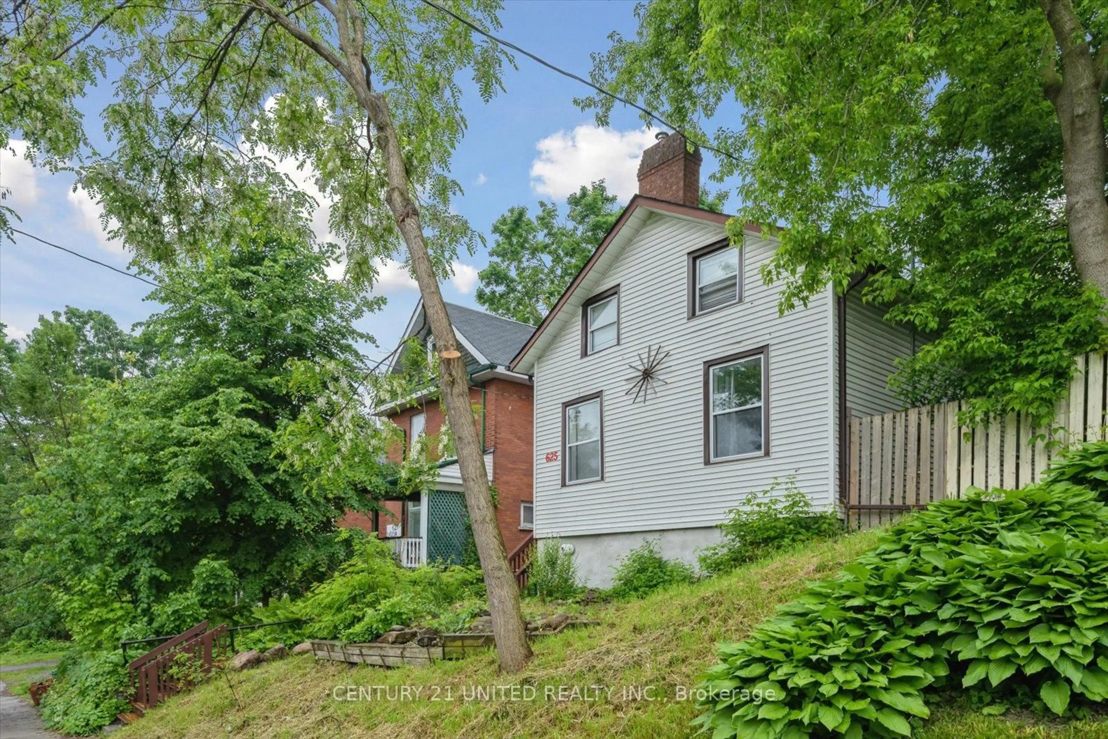 A pic from outside/outdoor area/front of a property/back of a property/a pic from drone, street for 625 Aylmer St, Peterborough Central Ontario K9H 3X2