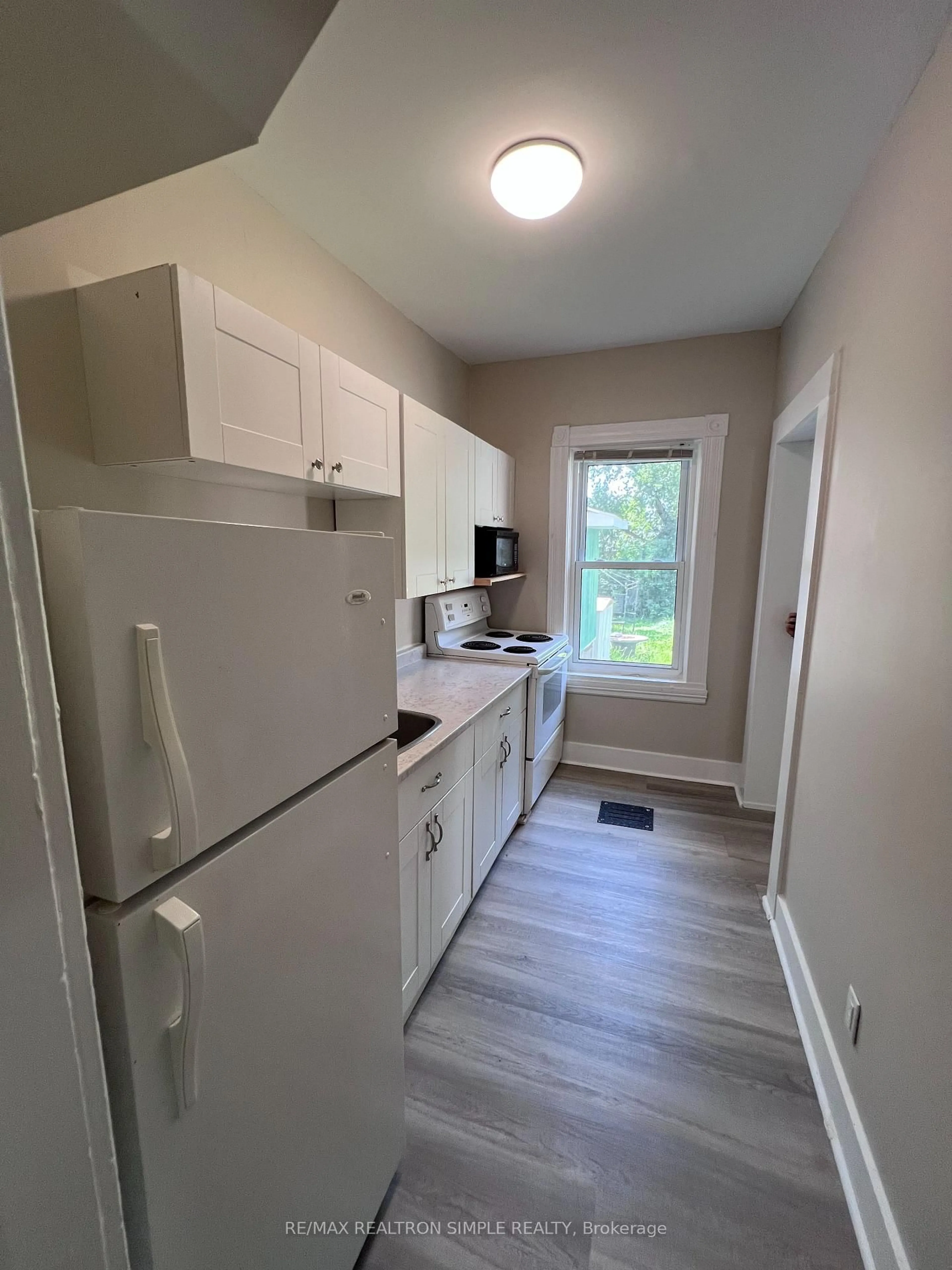 Standard kitchen, wood/laminate floor for 249 Second Ave, North Bay Ontario P1B 1L5