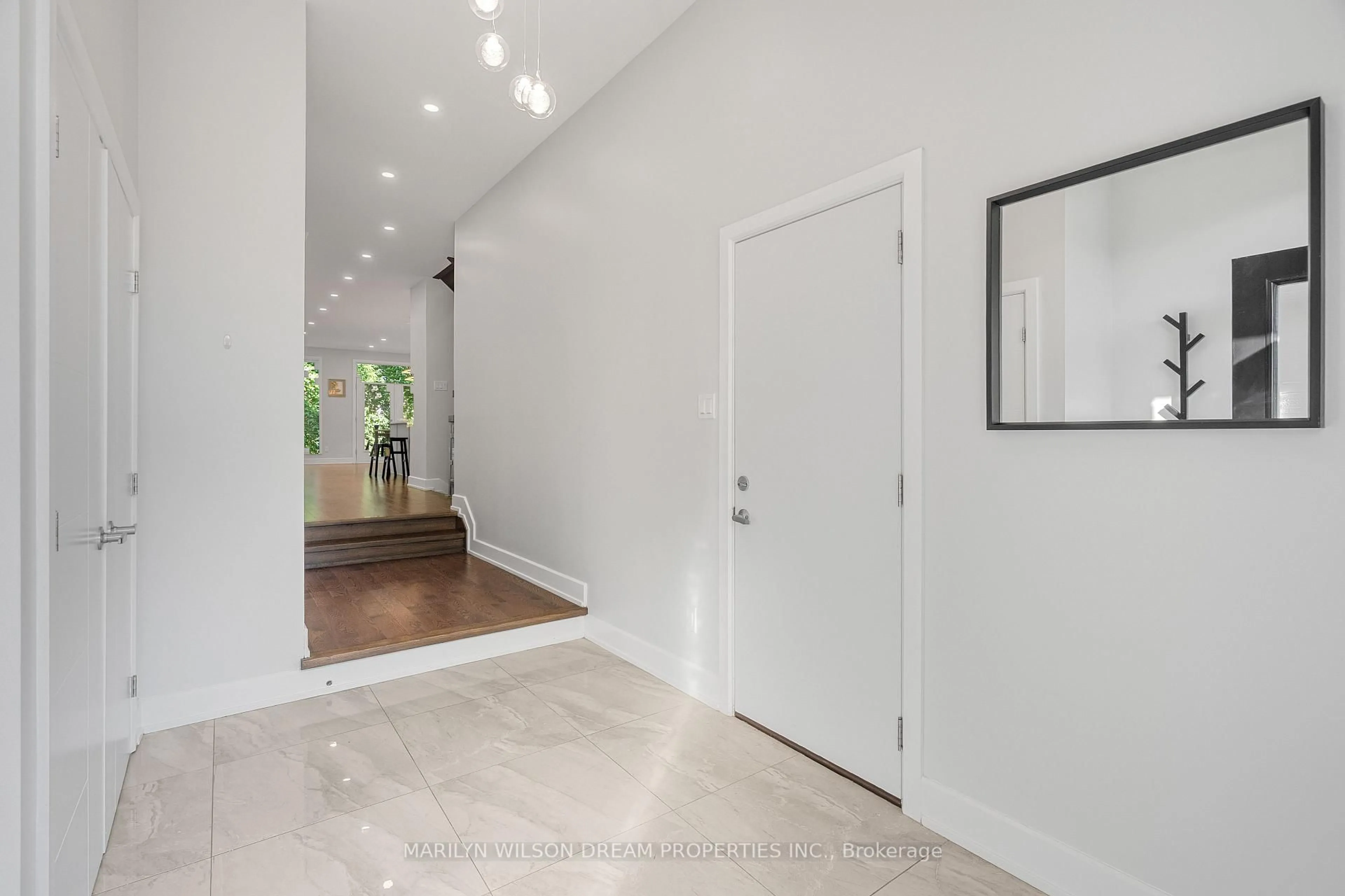 Indoor entryway for 38 Sunnymede Ave, Ottawa Ontario K1Y 2L3
