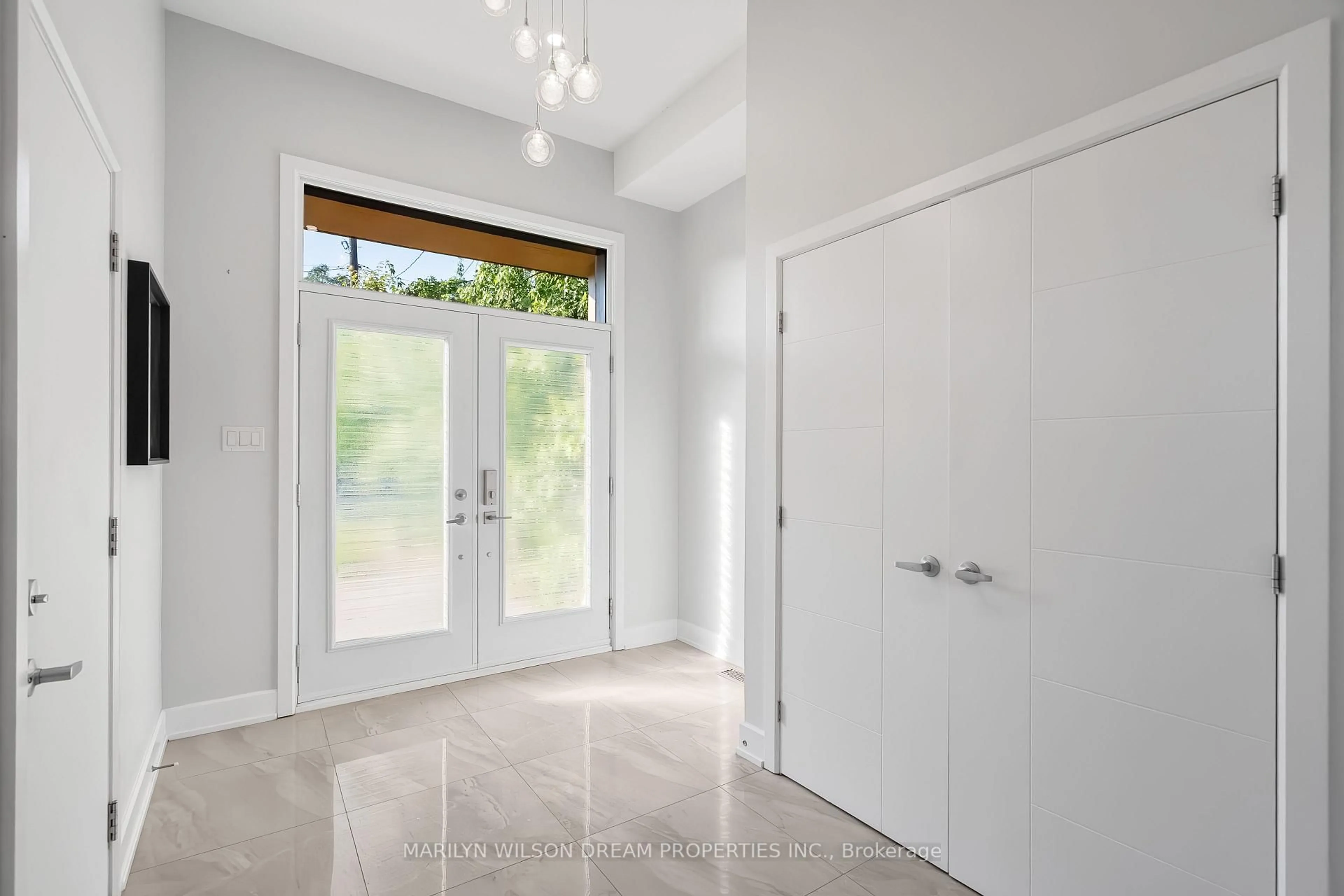 Indoor entryway for 38 Sunnymede Ave, Ottawa Ontario K1Y 2L3