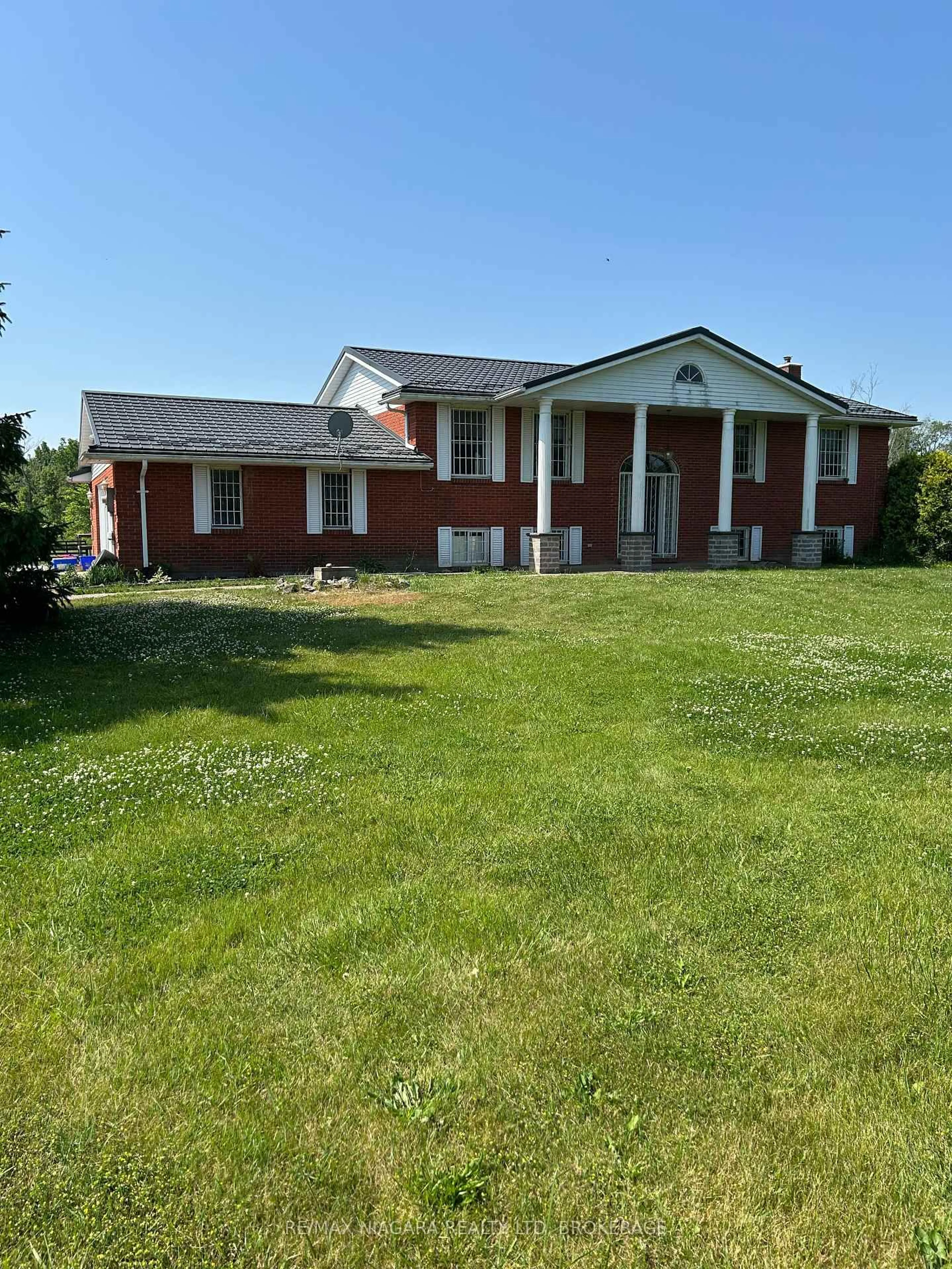 A pic from outside/outdoor area/front of a property/back of a property/a pic from drone, building for 3406 Sherk Rd, Niagara Falls Ontario L2E 6S6
