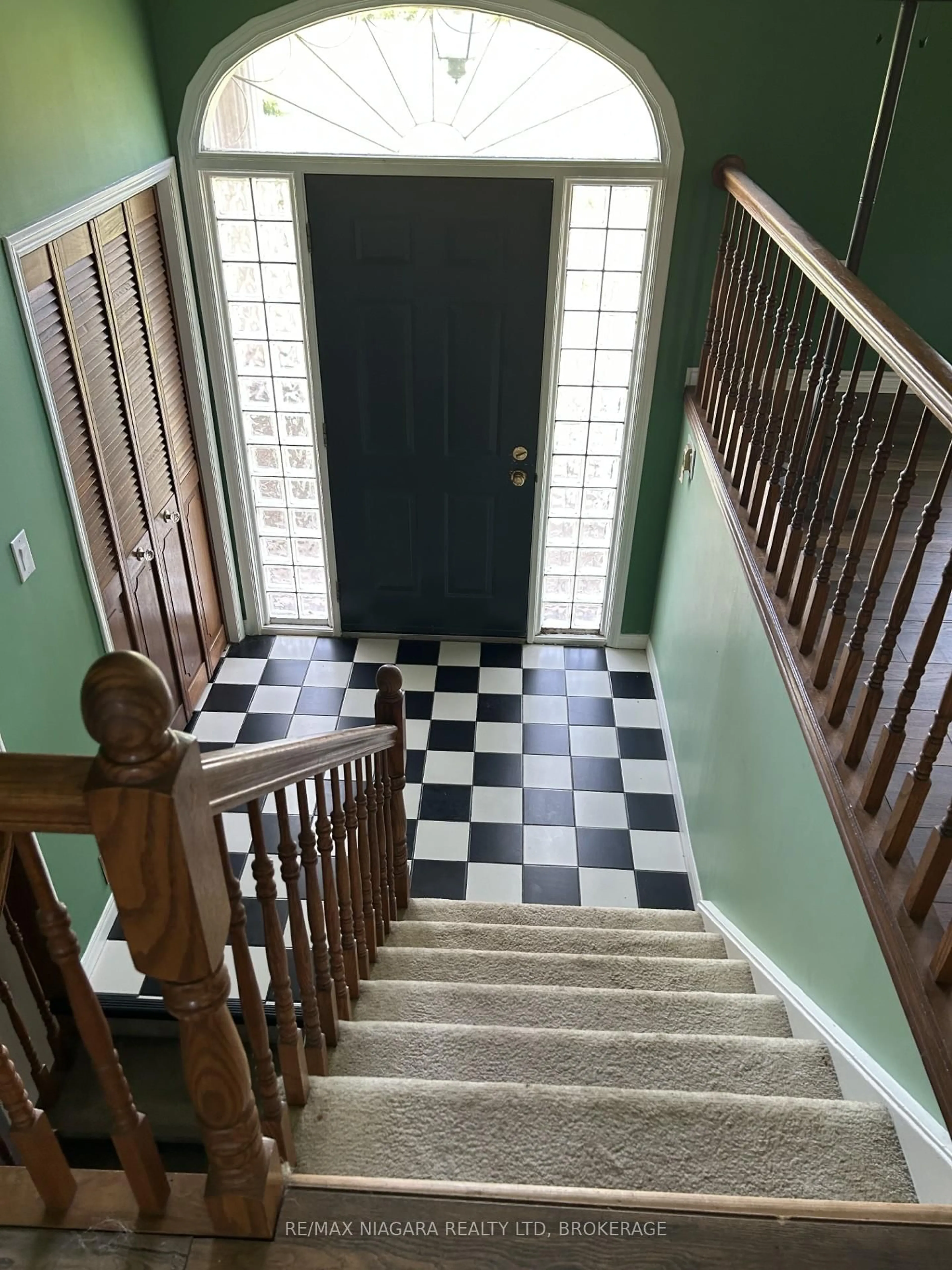 Indoor foyer for 3406 Sherk Rd, Niagara Falls Ontario L2E 6S6