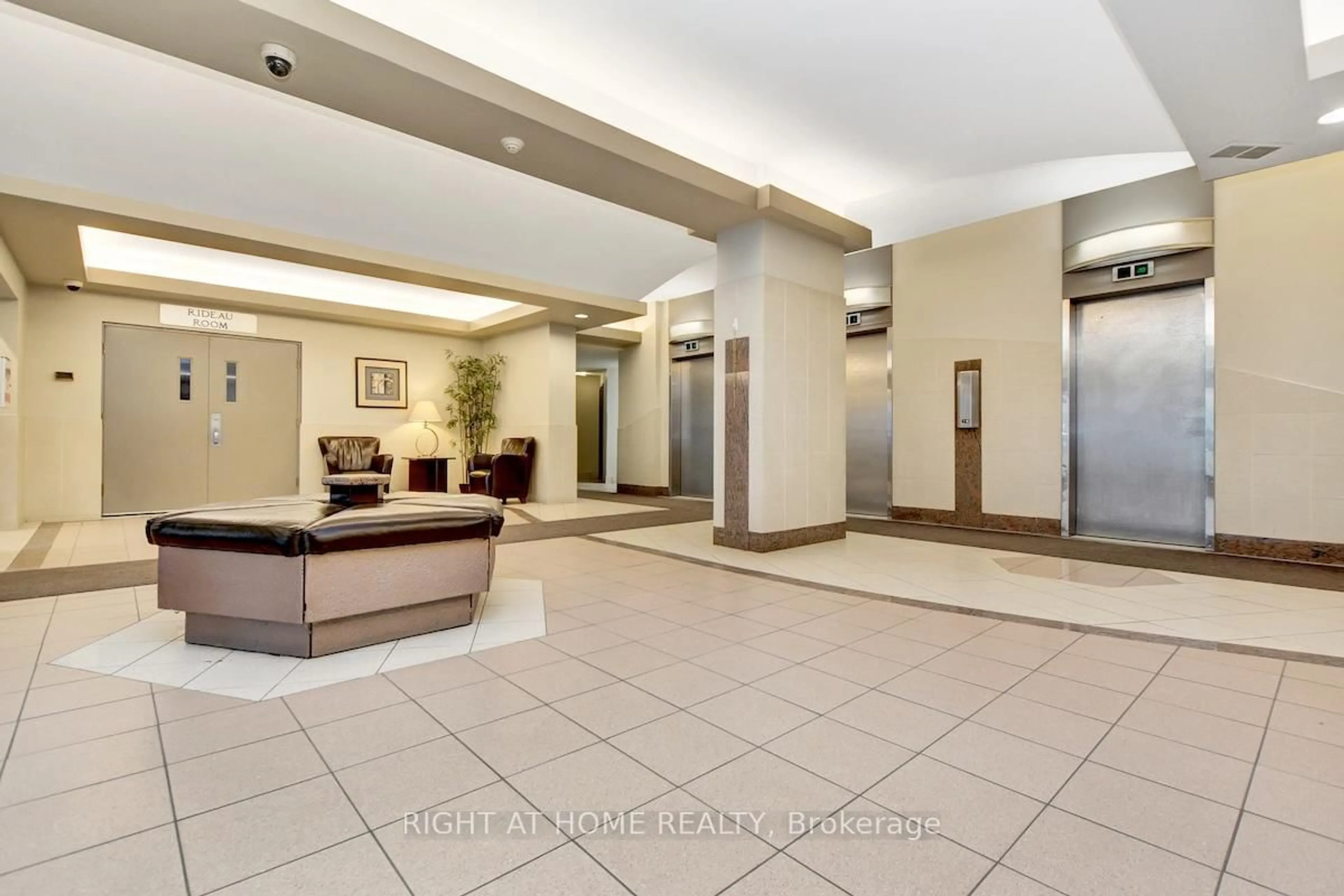 Lobby for 900 Dynes Rd #1706, Ottawa Ontario K2C 3L6