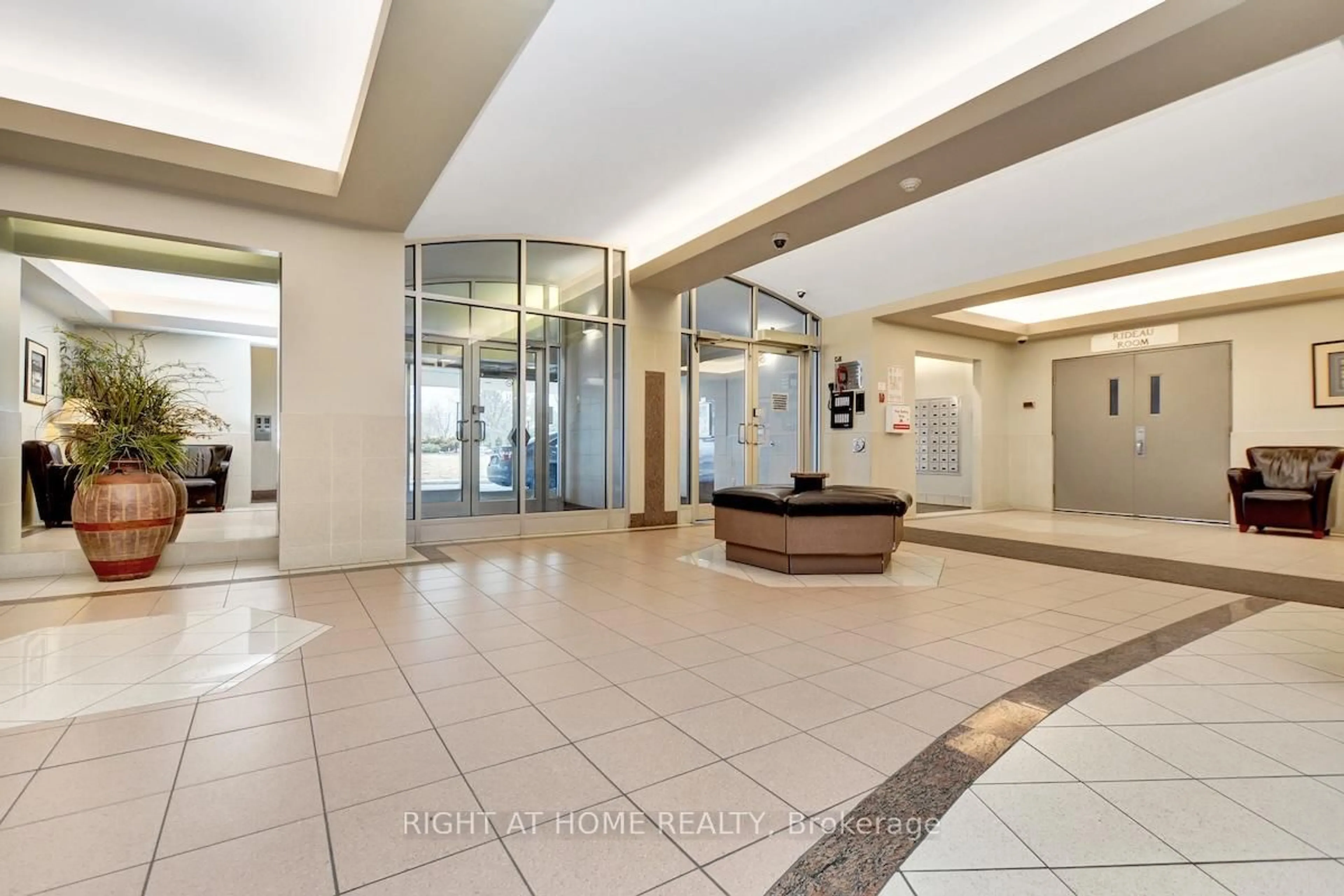 Indoor foyer for 900 Dynes Rd #1706, Ottawa Ontario K2C 3L6