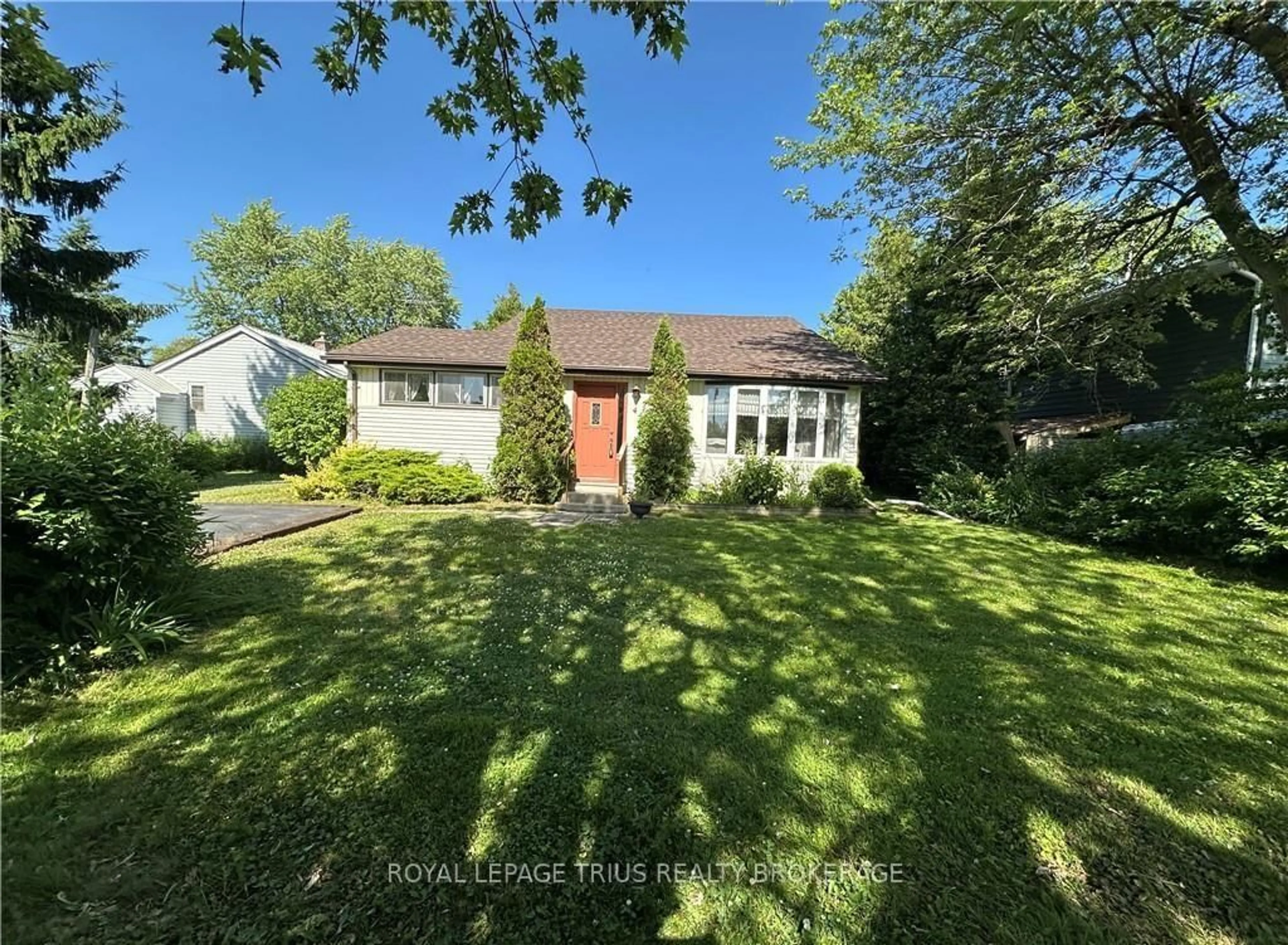 A pic from outside/outdoor area/front of a property/back of a property/a pic from drone, street for 44 Woodhouse Ave, Norfolk Ontario N0A 1N8