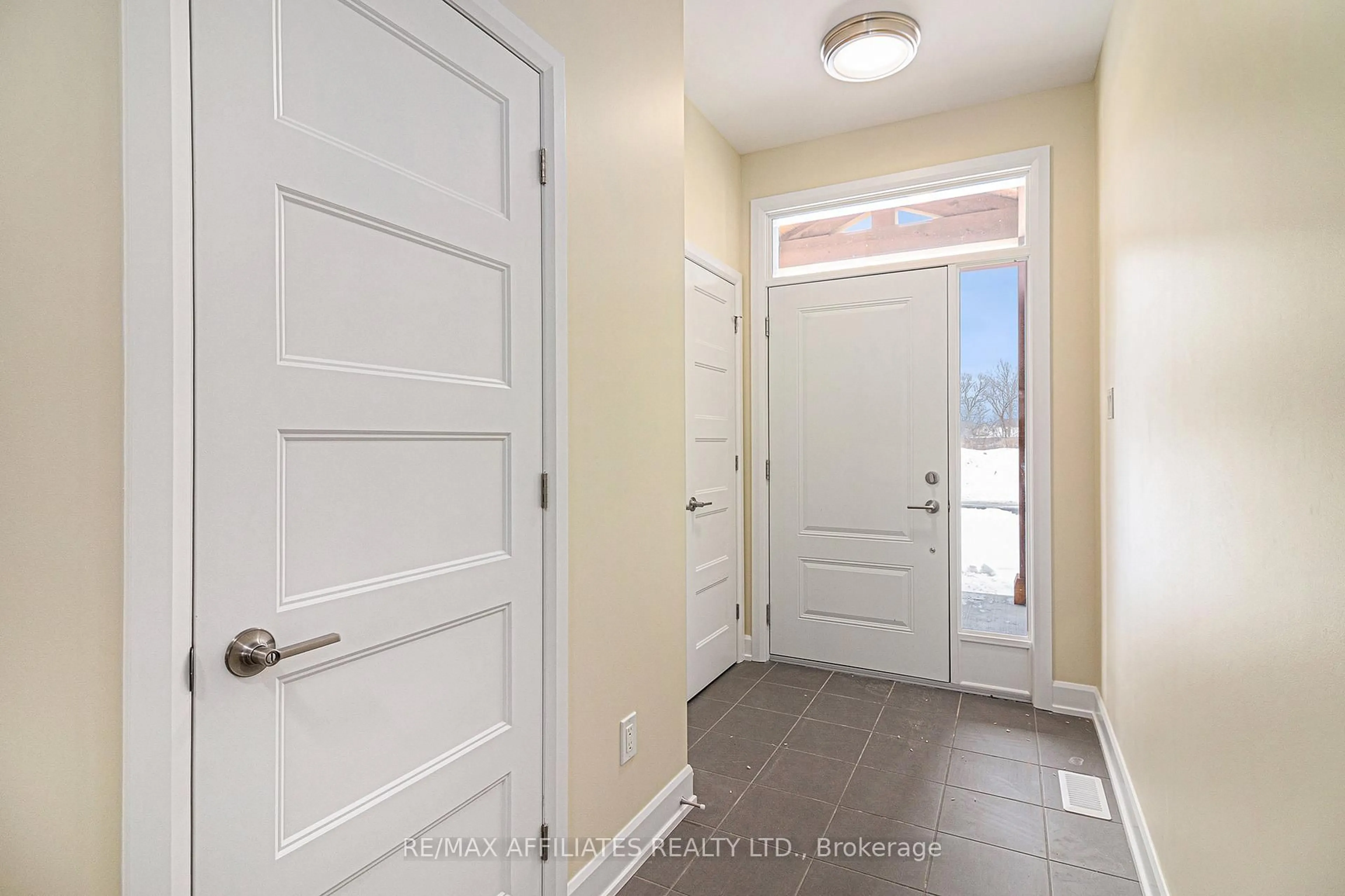 Indoor entryway for 355 VOYAGEUR Pl, Russell Ontario K0A 1W0