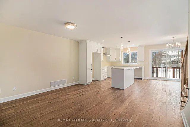 355 VOYAGEUR Pl, Russell 5