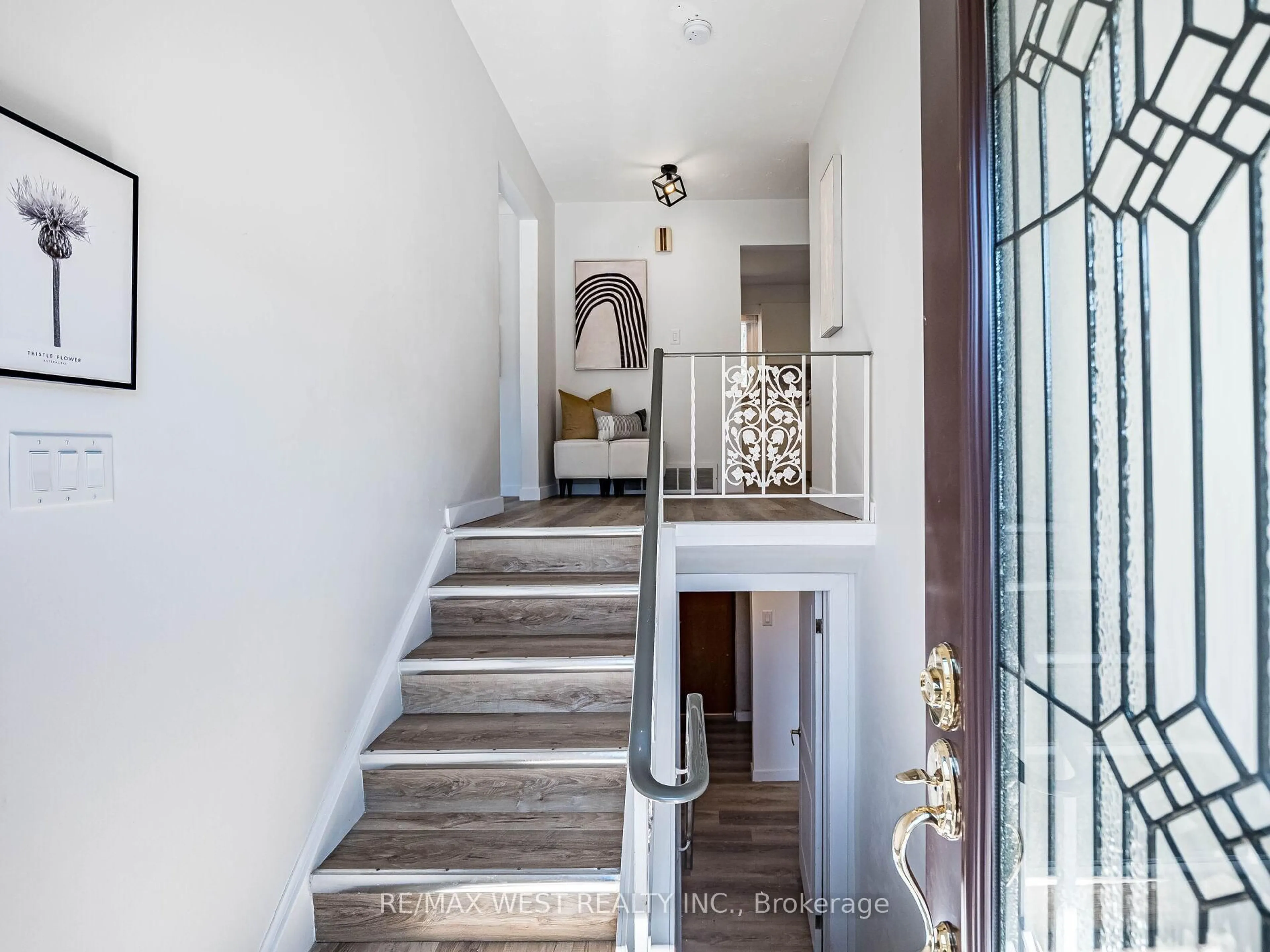 Indoor entryway for 7 Capilano Dr, Hamilton Ontario L8K 6A4