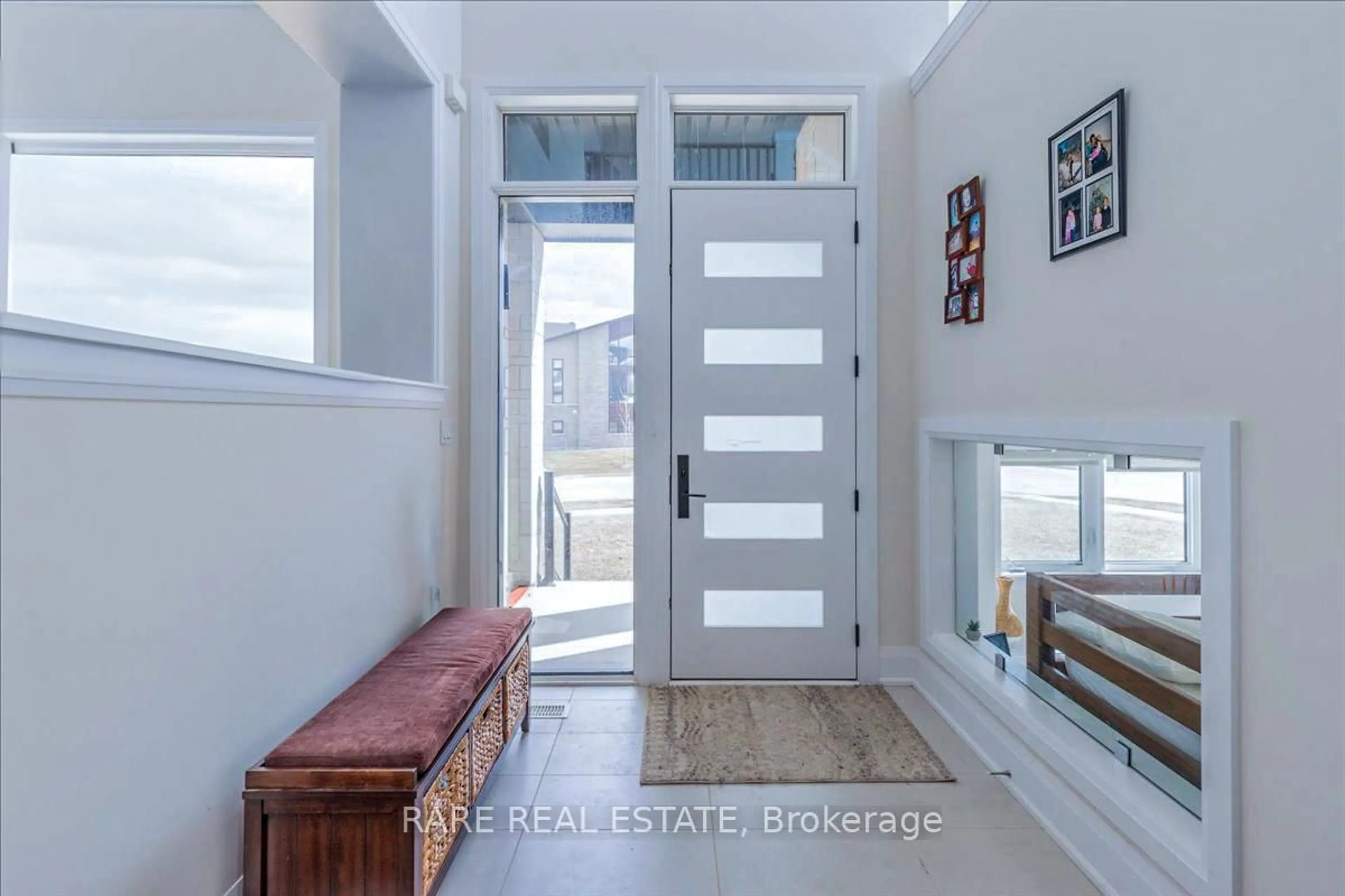 Indoor entryway for 120 Stoneleigh Dr, Blue Mountains Ontario L9Y 5J6