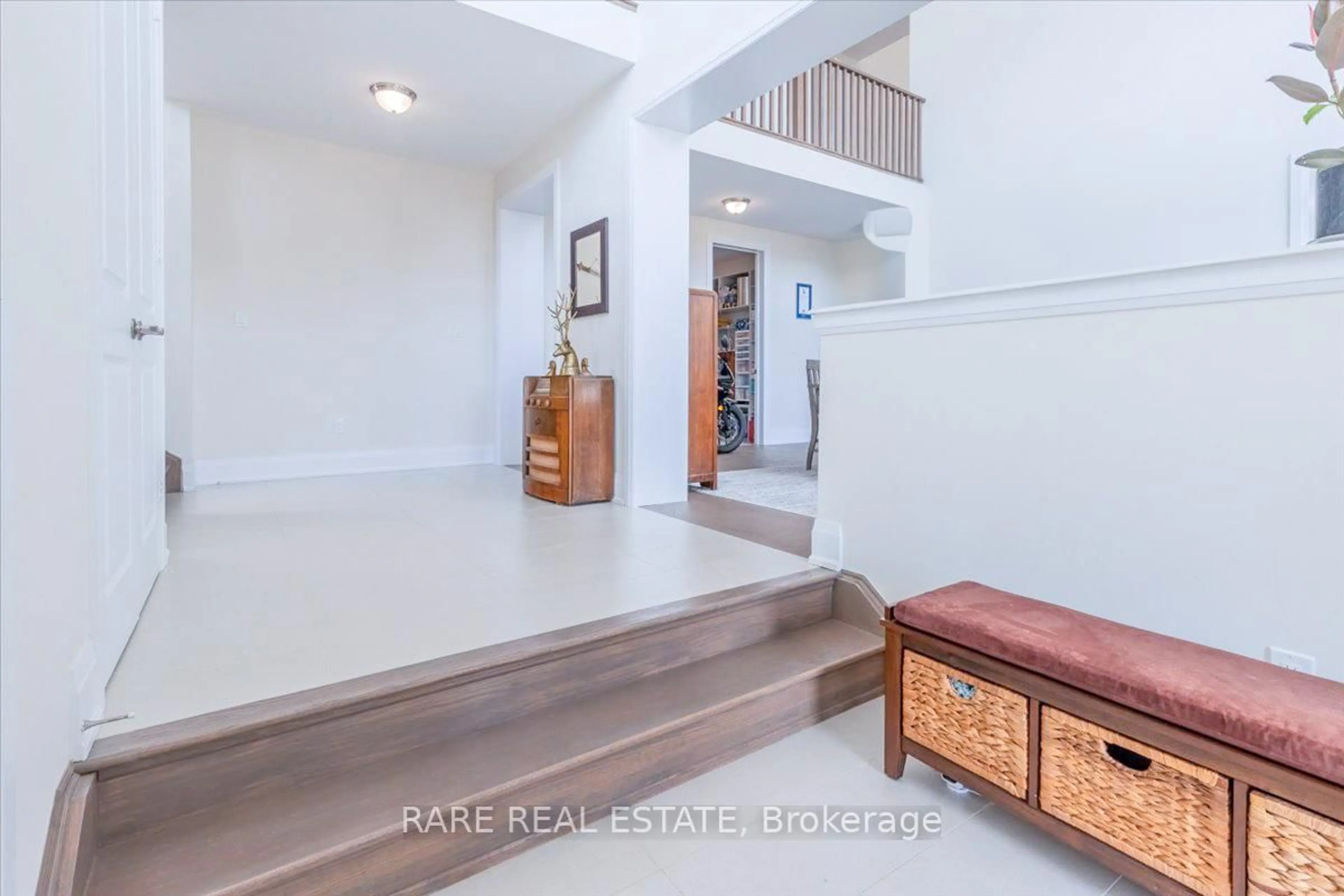 Indoor entryway for 120 Stoneleigh Dr, Blue Mountains Ontario L9Y 5J6